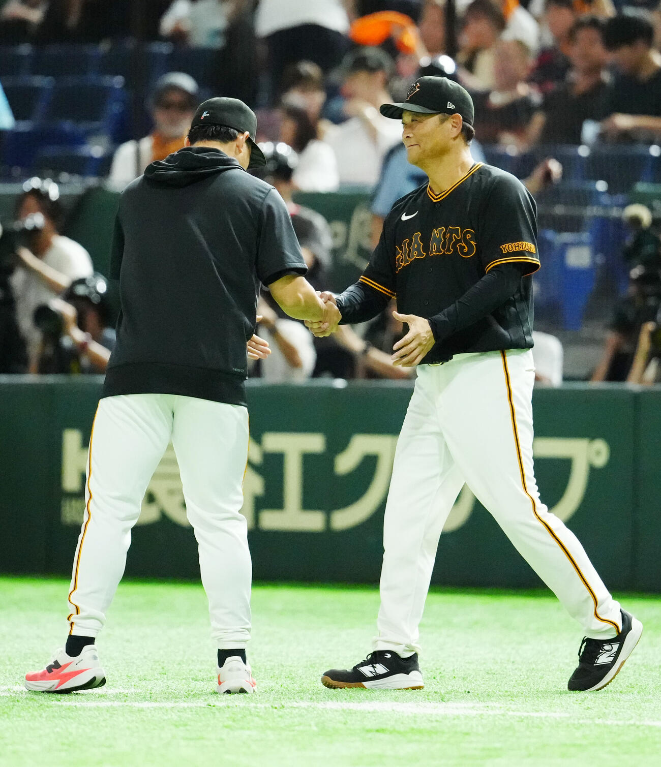巨人対中日　試合後、巨人小笠原慎之介（左）と握手を交わす橋上秀樹監督代行（撮影・江口和貴）