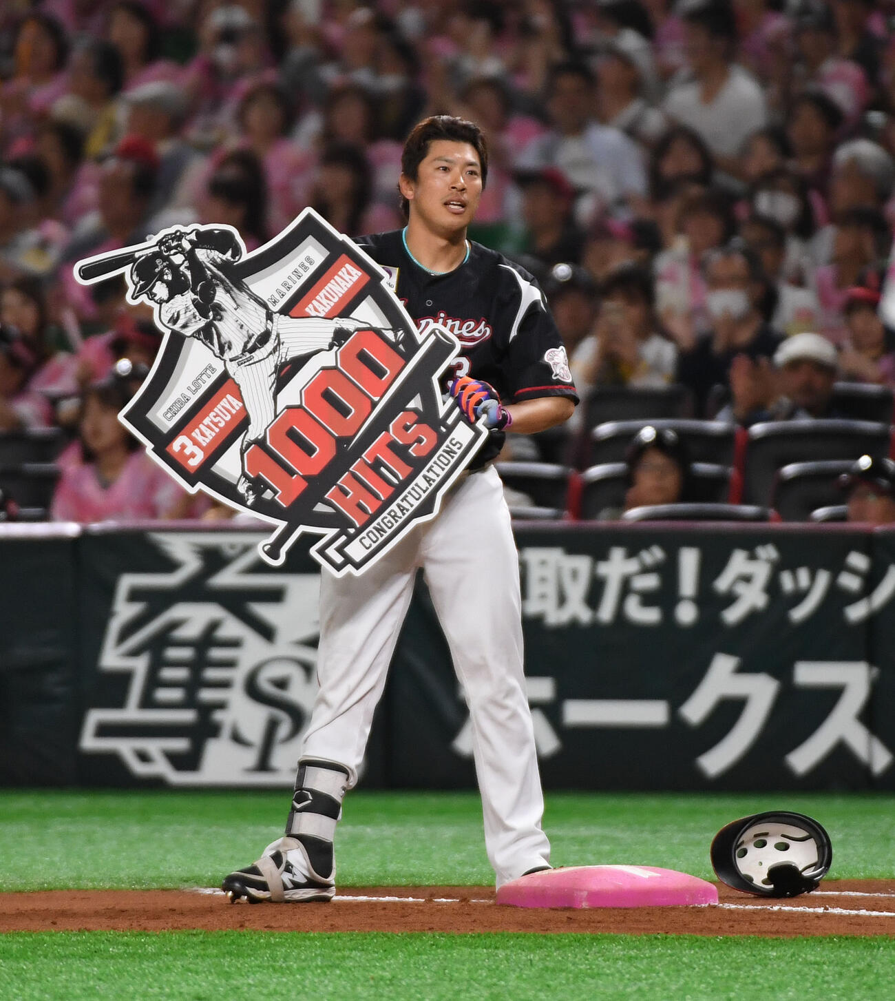 2019年5月、ソフトバンク戦の6回、角中勝也は右前に通算1000安打を放ち記念ボードを掲げる