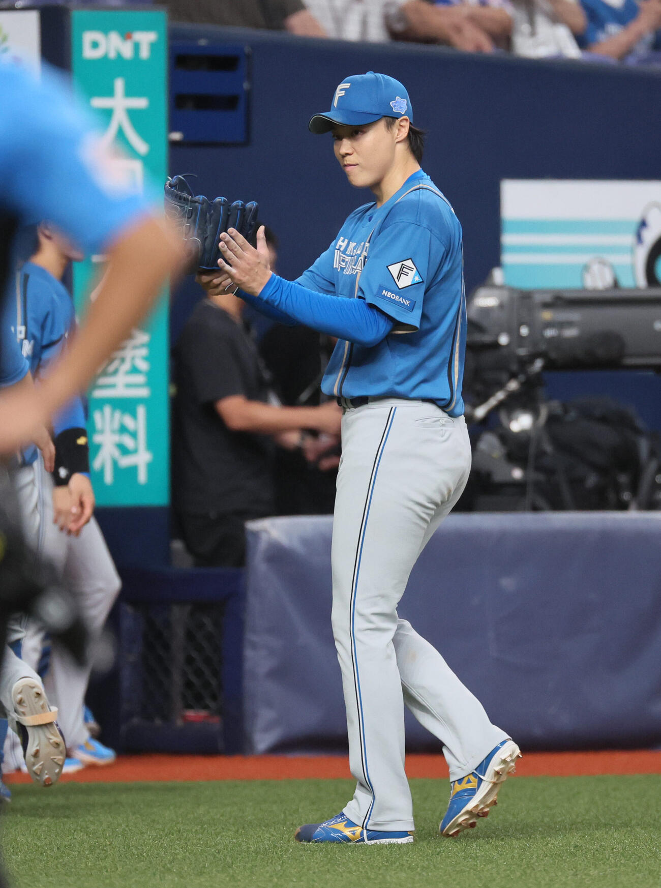オリックス対日本ハム　4回裏オリックス攻撃終了、山崎福也は森友哉を併殺に打ち取り手をたたく（撮影・宮崎幸一）