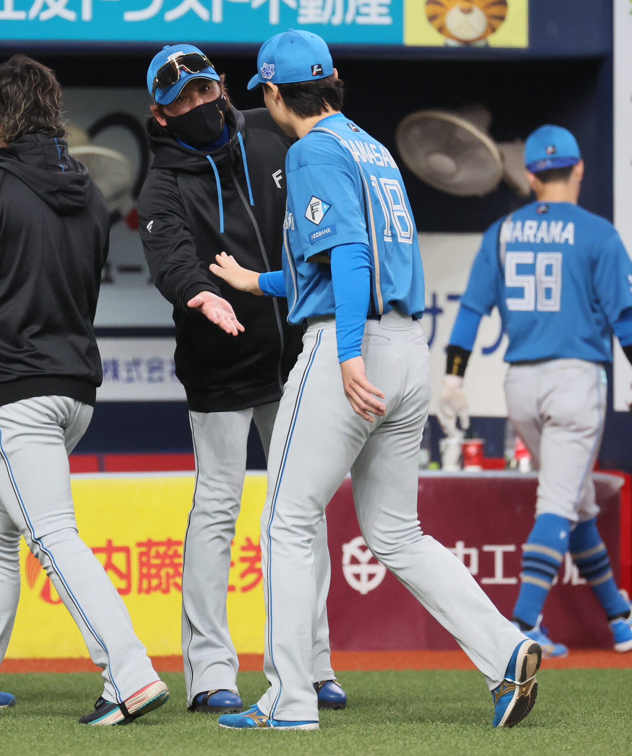 オリックス対日本ハム　日本ハム新庄剛志監督（左）は山崎福也を迎える（撮影・宮崎幸一）