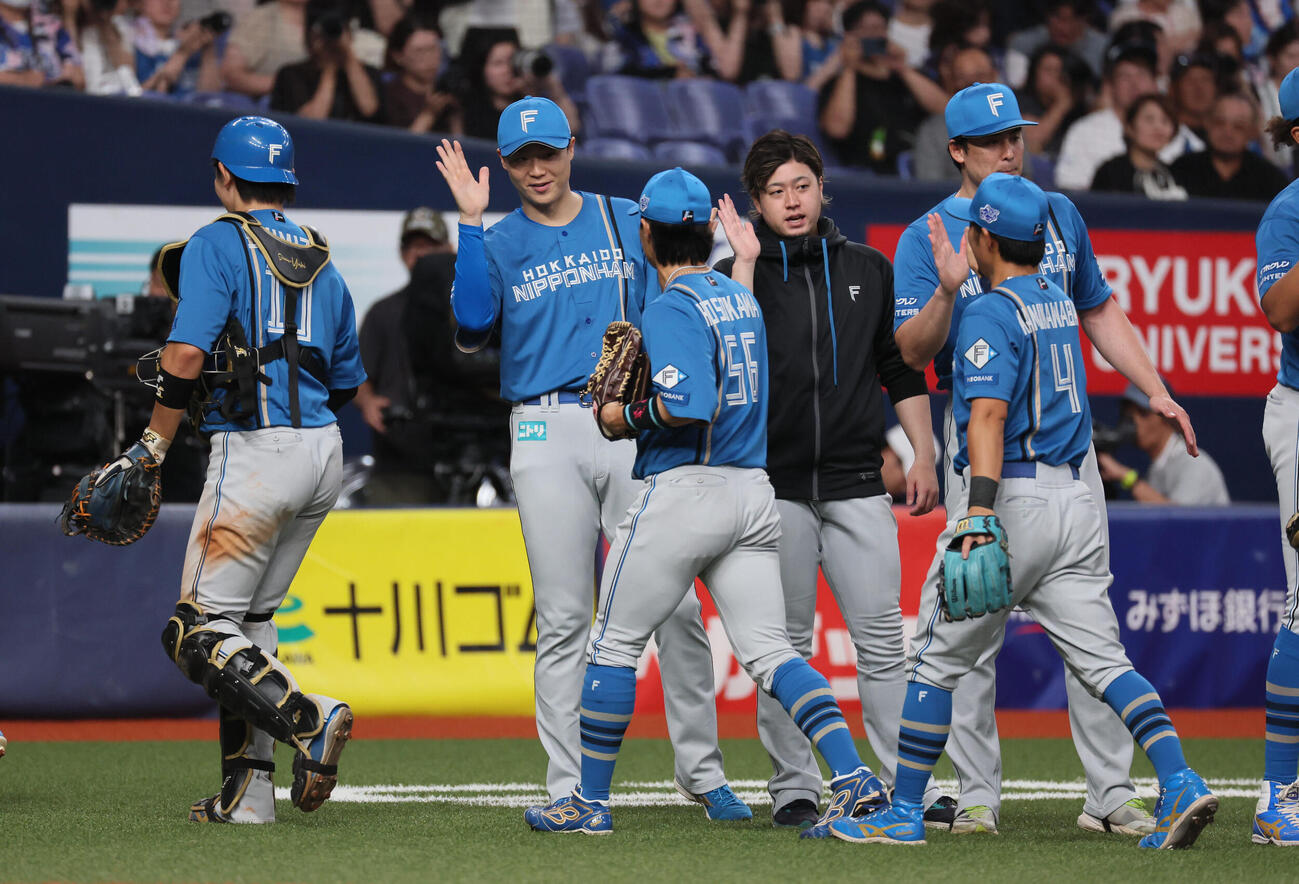 オリックス対日本ハム　勝利を祝う日本ハム山崎福也（左から2人目）ら（撮影・宮崎幸一）