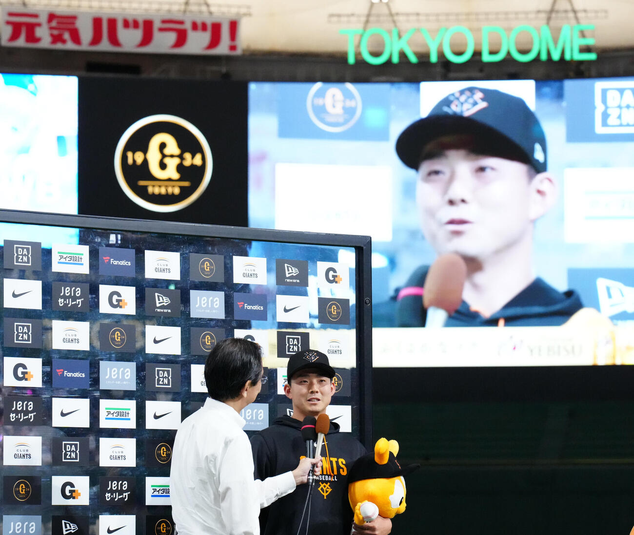 巨人対中日　試合後、お立ち台でインタビューを受ける巨人小笠原慎之介（右）（撮影・江口和貴）