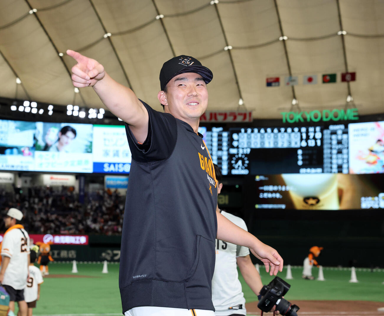 巨人対中日　移籍後初勝利を挙げた巨人小笠原慎之介はスコアボードを背に笑顔で指さす（撮影・浅見桂子）