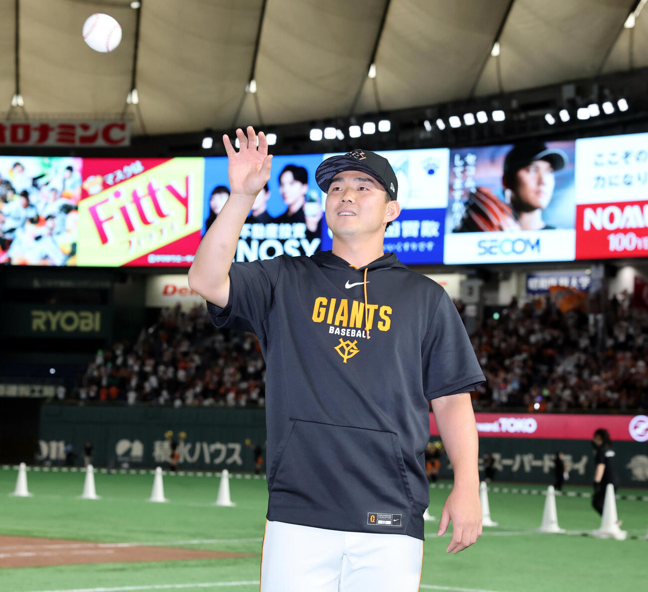 巨人対中日　移籍後初勝利を挙げた巨人小笠原慎之介はウイニングボールを受け取る（撮影・浅見桂子）