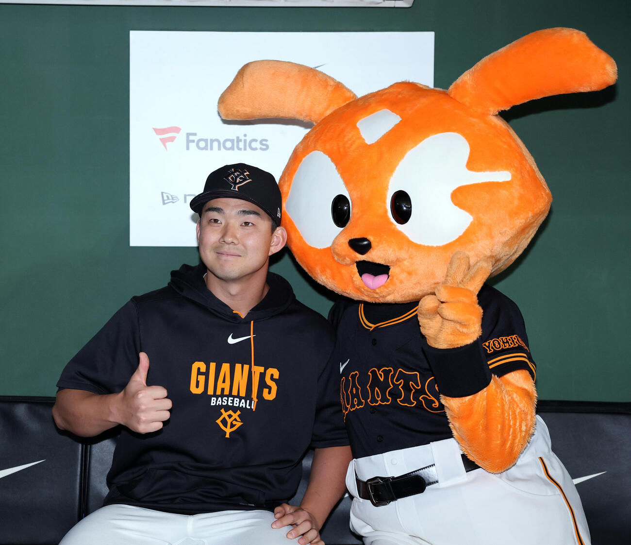 巨人対中日　移籍後初勝利を挙げた巨人小笠原慎之介は笑顔でジャビットと記念撮影（撮影・浅見桂子）