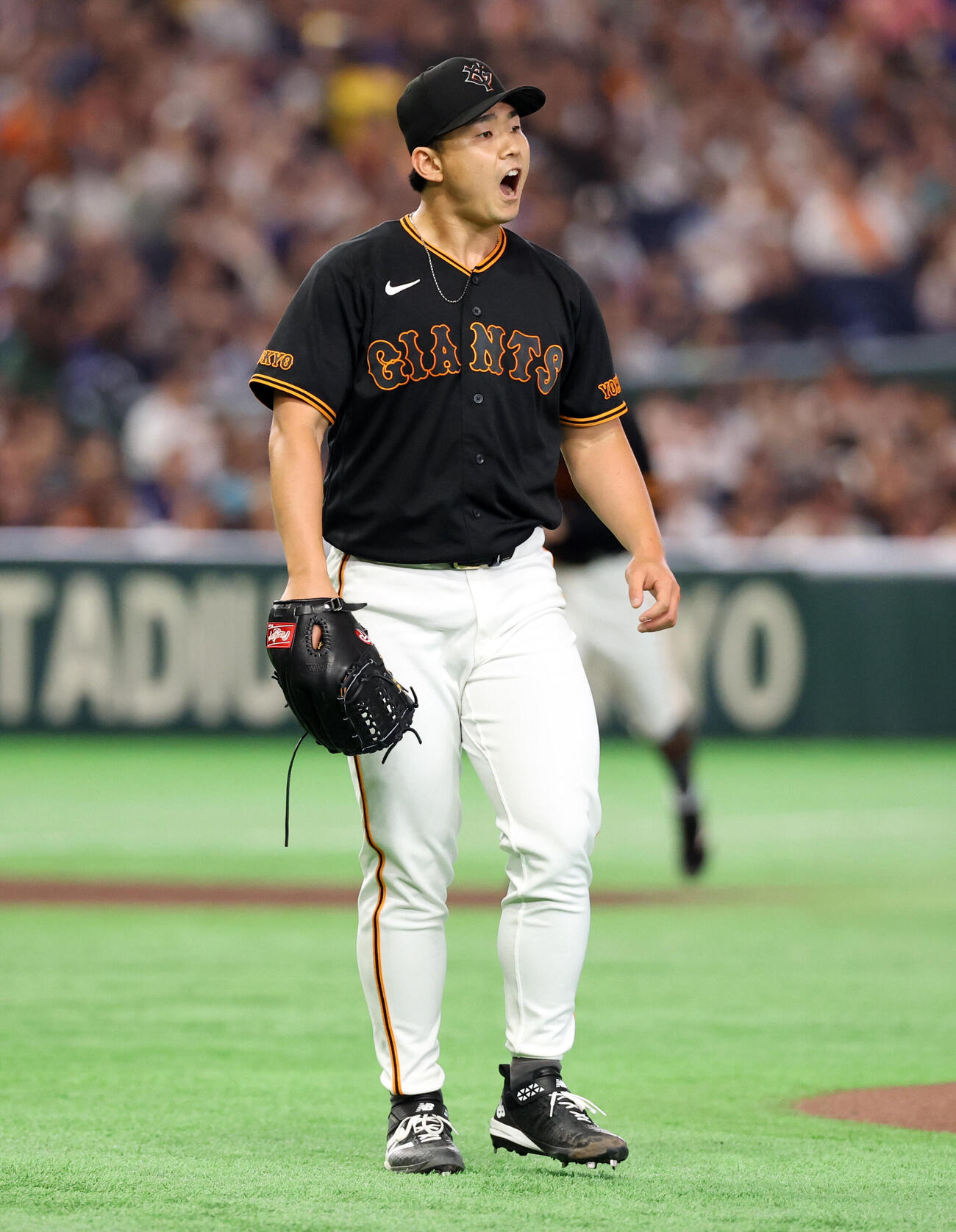 巨人対中日　1回表中日2死、福永裕基を遊ゴロに仕留め雄たけびを上げる小笠原慎之介（撮影・浅見桂子）