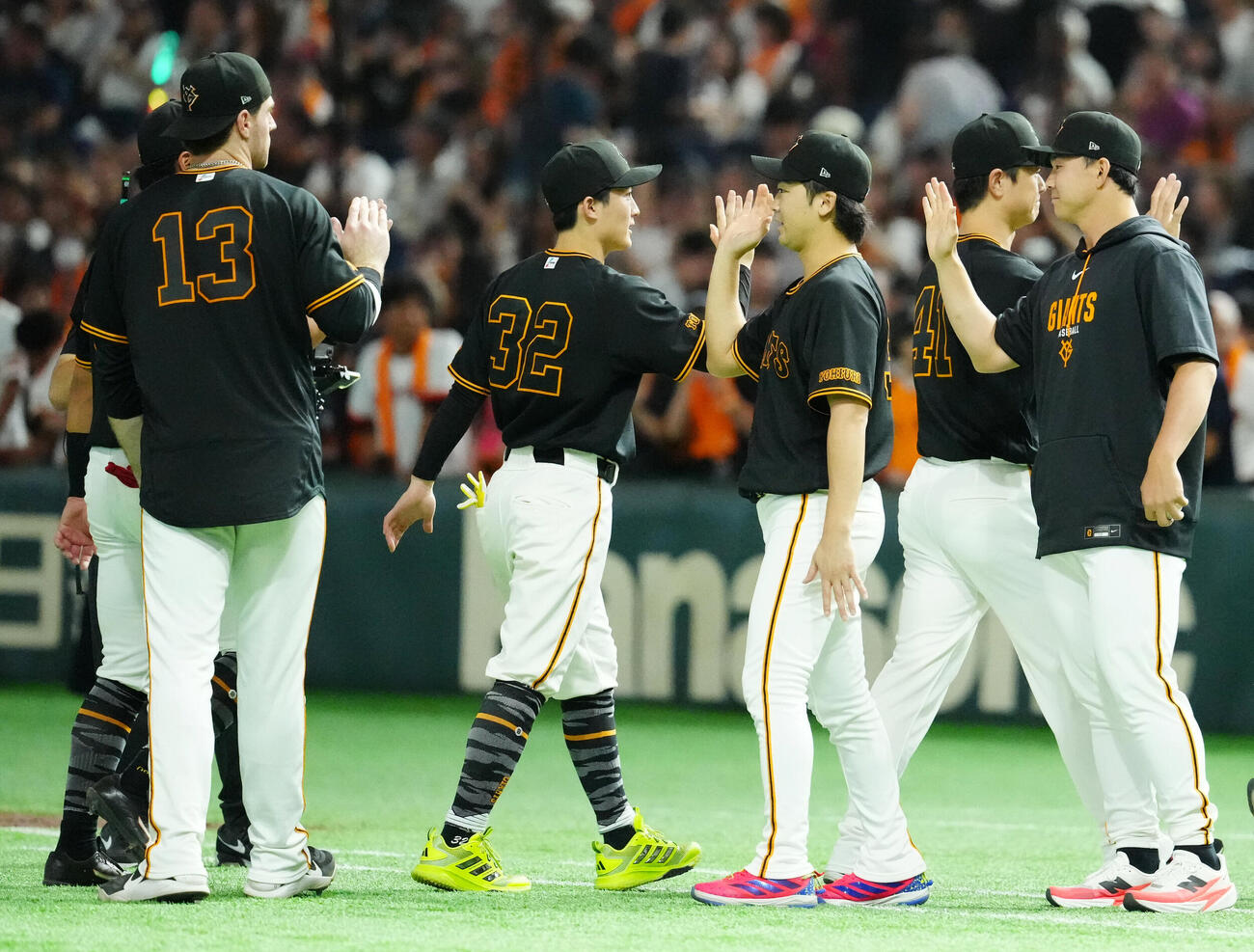 巨人対中日　試合後、チームメートとタッチを交わす巨人小笠原慎之介（右端）（撮影・江口和貴）