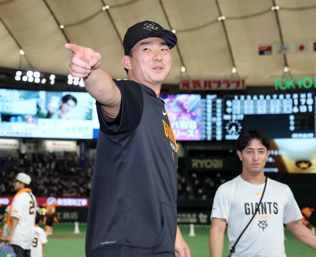 巨人対中日　移籍後初勝利を挙げた巨人小笠原慎之介はスコアボードを背に笑顔で指さす（撮影・浅見桂子）