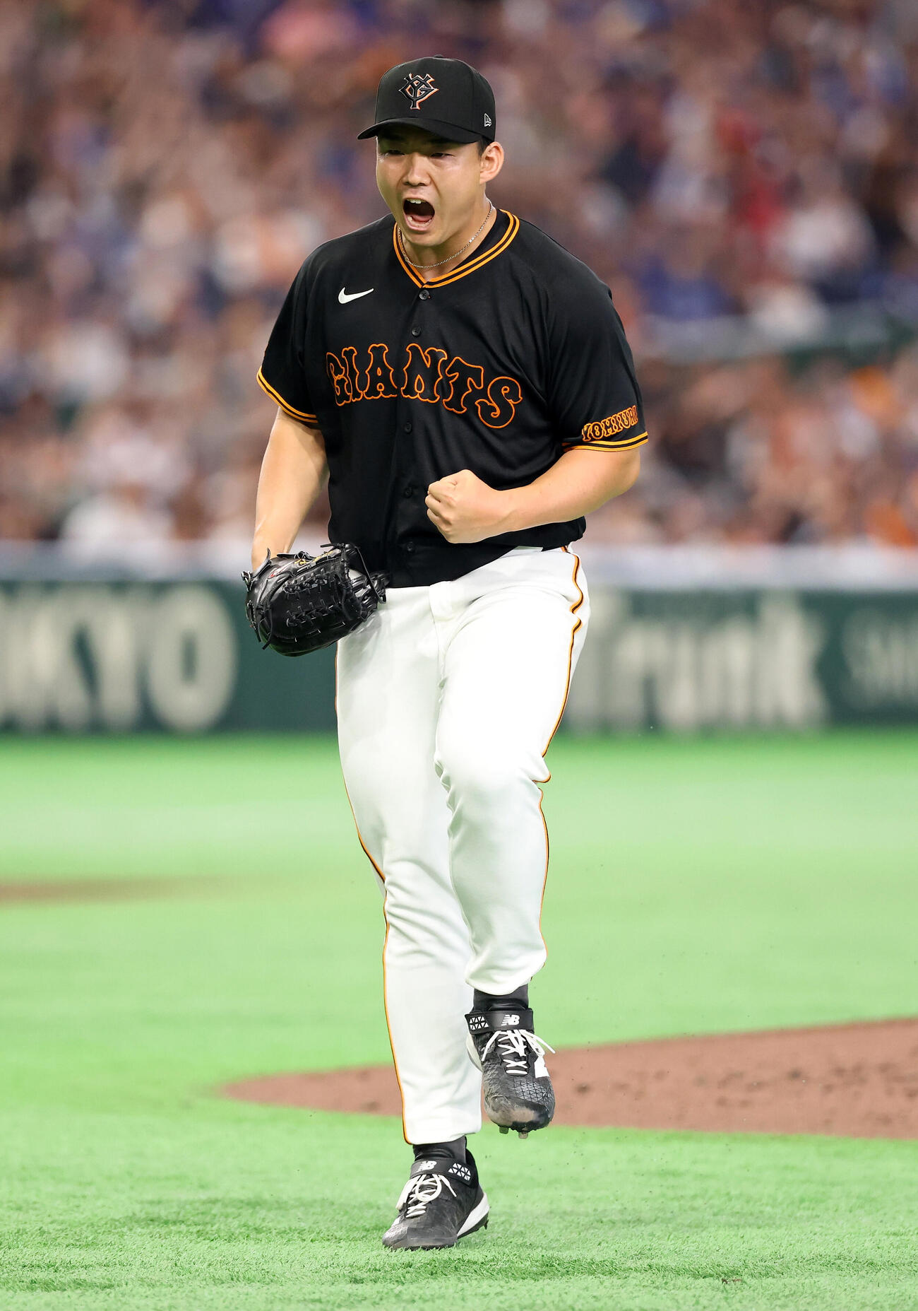 巨人対中日　5回表中日1死一、三塁、辻本倫太郎の一直併殺で雄たけびを上げてガッツポーズする小笠原慎之介（撮影・浅見桂子）