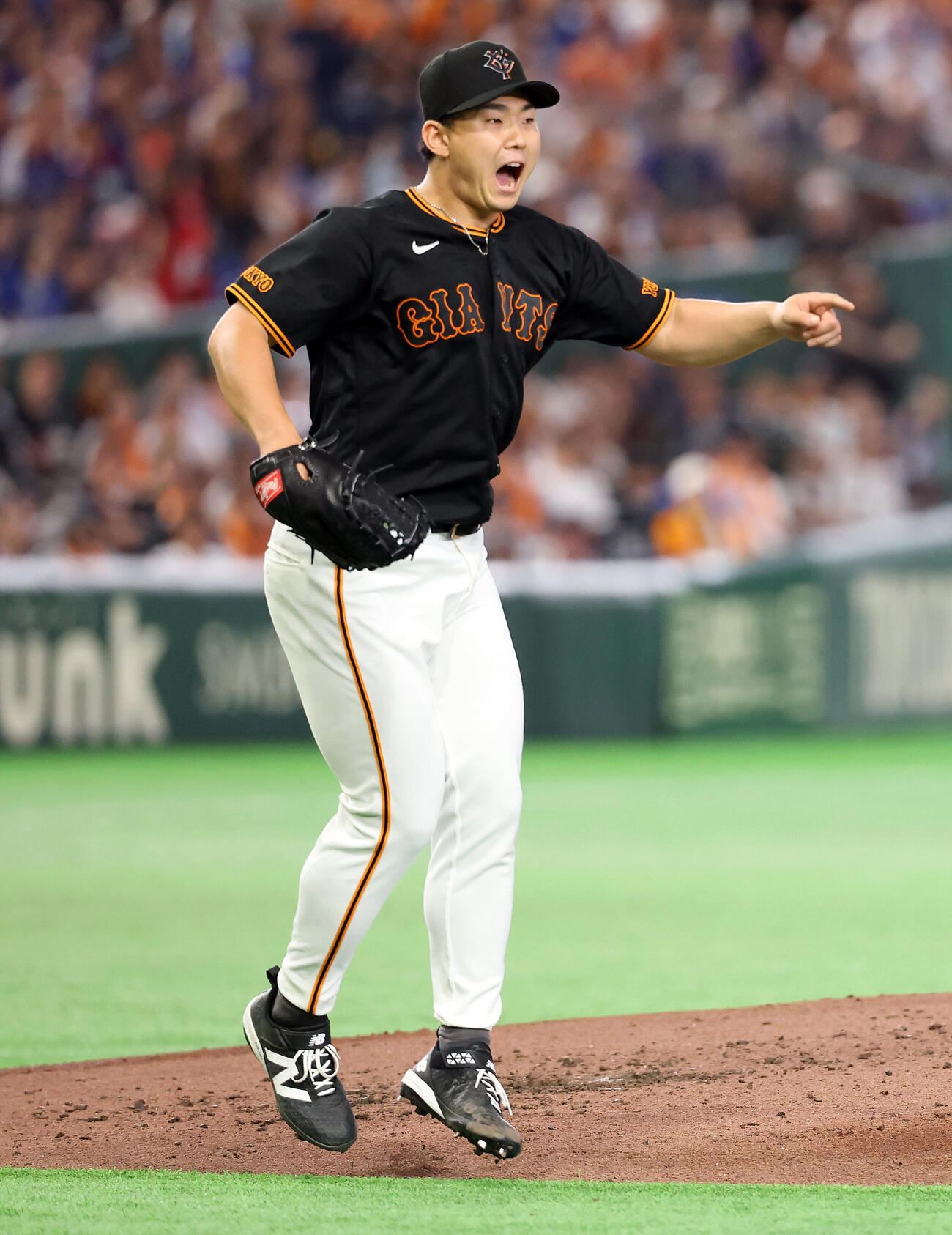 巨人対中日　5回表中日1死一、三塁、辻本倫太郎の一直併殺で雄たけびを上げて指さすする小笠原慎之介（撮影・浅見桂子）