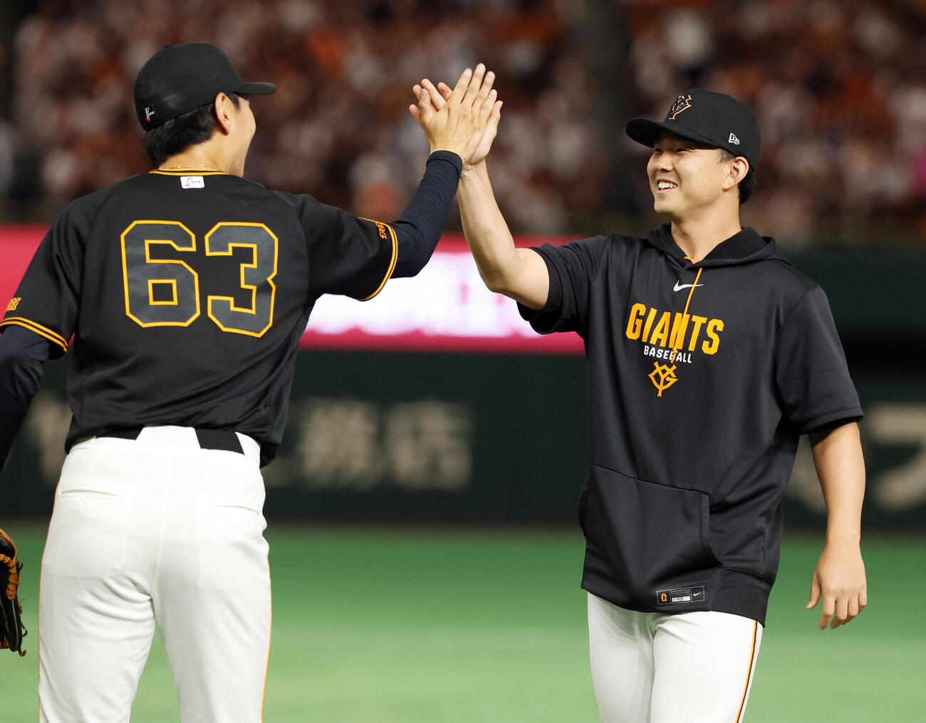 巨人対中日　移籍後初勝利を挙げた巨人小笠原慎之介（右）は笑顔で泉圭輔とハイタッチ（撮影・浅見桂子）