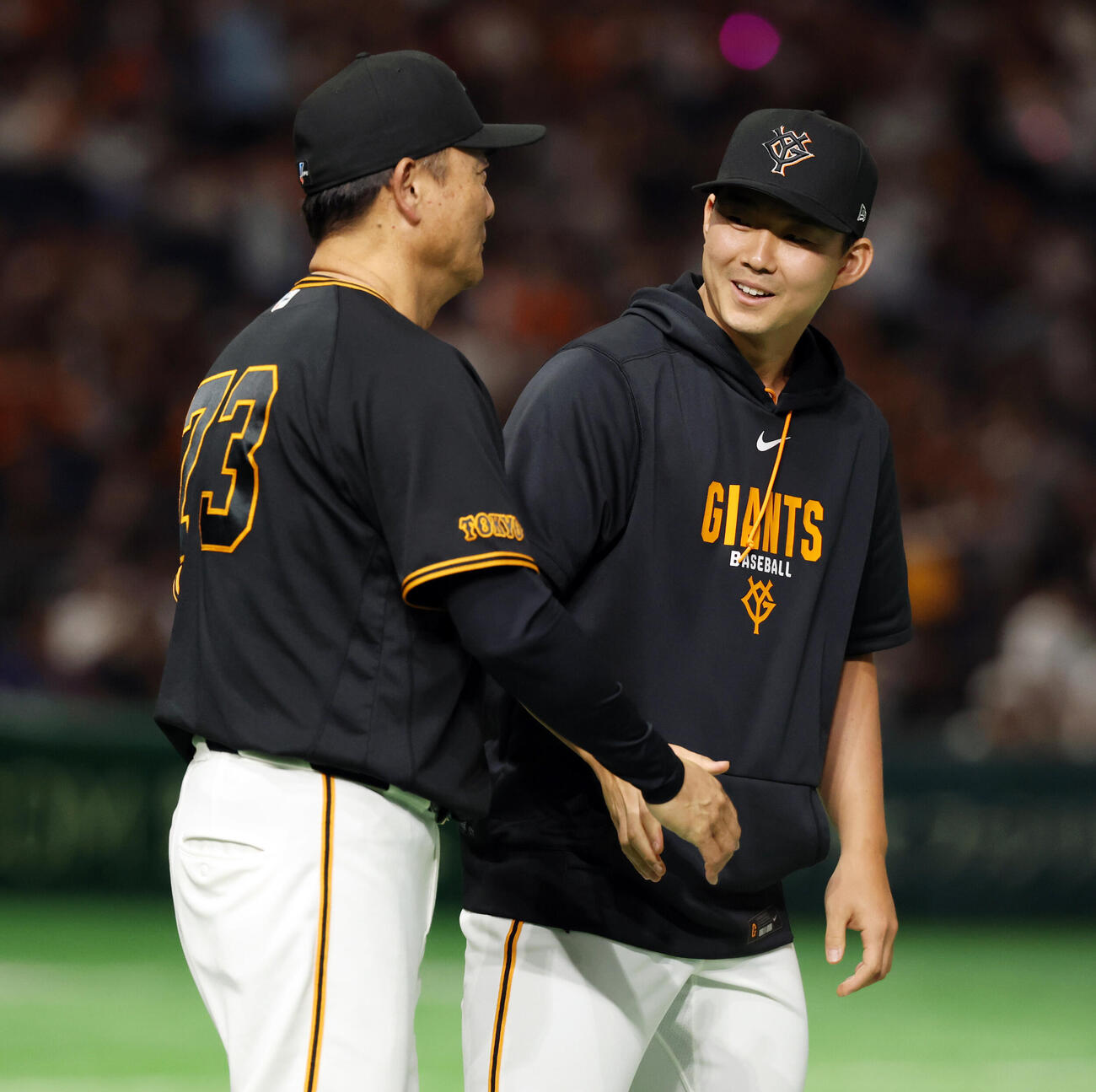 巨人対中日　移籍後初勝利を挙げた巨人小笠原慎之介（右）は橋上秀樹監督代行と笑顔で握手（撮影・浅見桂子）