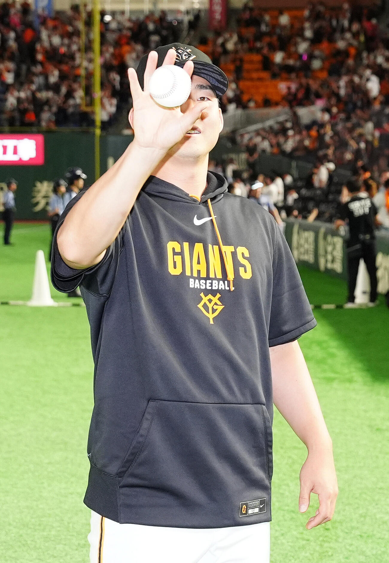 巨人対中日　試合後、ウイニングボールを受け取る巨人小笠原慎之介（撮影・江口和貴）