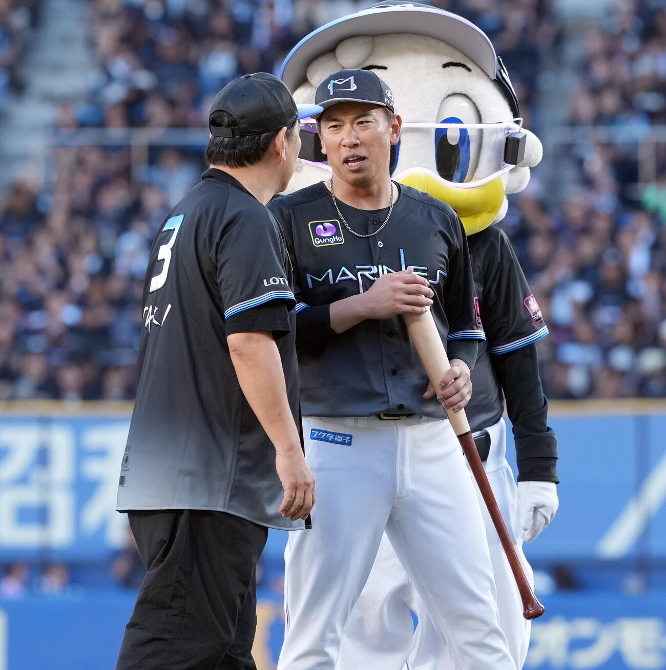 ロッテ対ソフトバンク　ファーストピッチセレモニーを務めたピエール瀧（左）と話をするロッテ角中勝也（撮影・たえ見朱実）