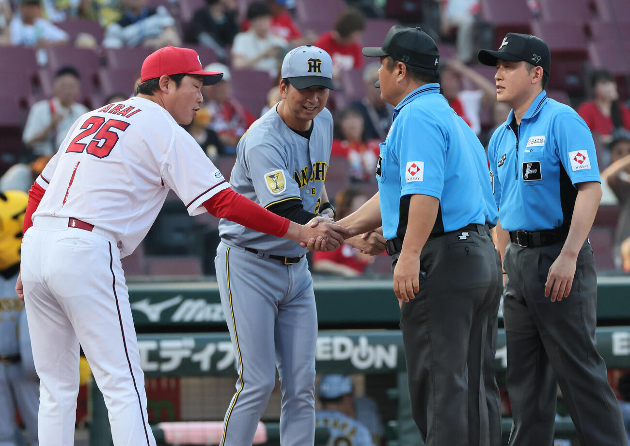 広島杯阪神　メンバー表交換する広島新井貴浩監督と阪神藤川球児監督（撮影・加藤孝規）