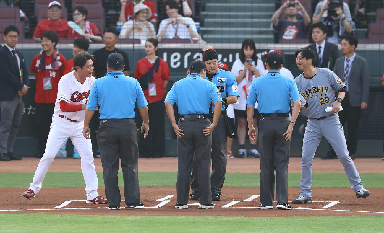 広島対阪神　メンバー表を交換する新井貴浩監督（左）と藤川球児監督（撮影・上田博志）