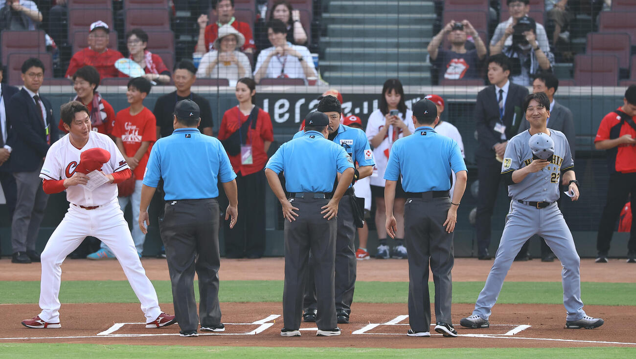 広島対阪神　メンバー表を交換する新井貴浩監督（左）と藤川球児監督（撮影・上田博志）