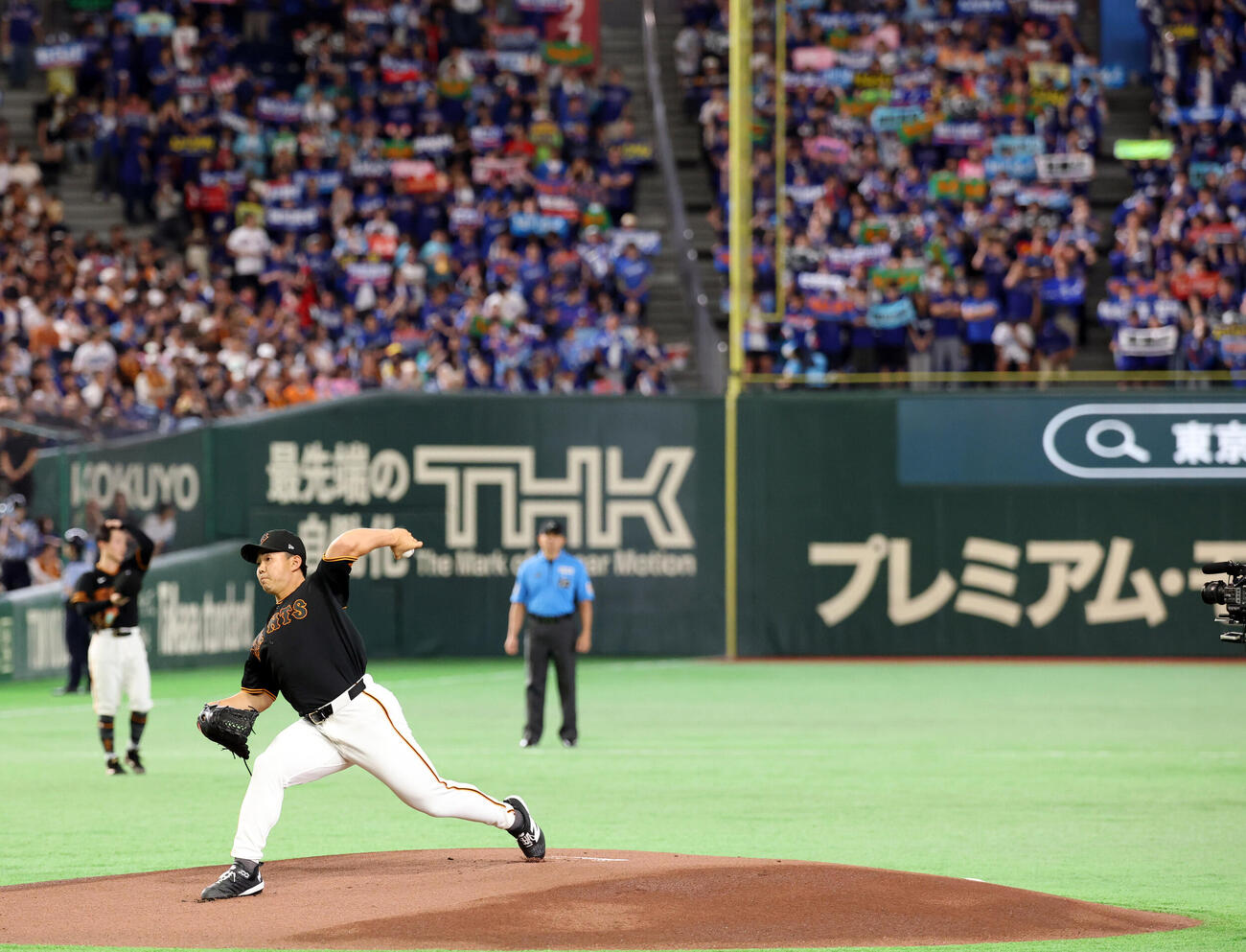 巨人対中日　古巣中日のッファンのブーイングを浴びながら投球練習する巨人先発の小笠原慎之介（撮影・浅見桂子）