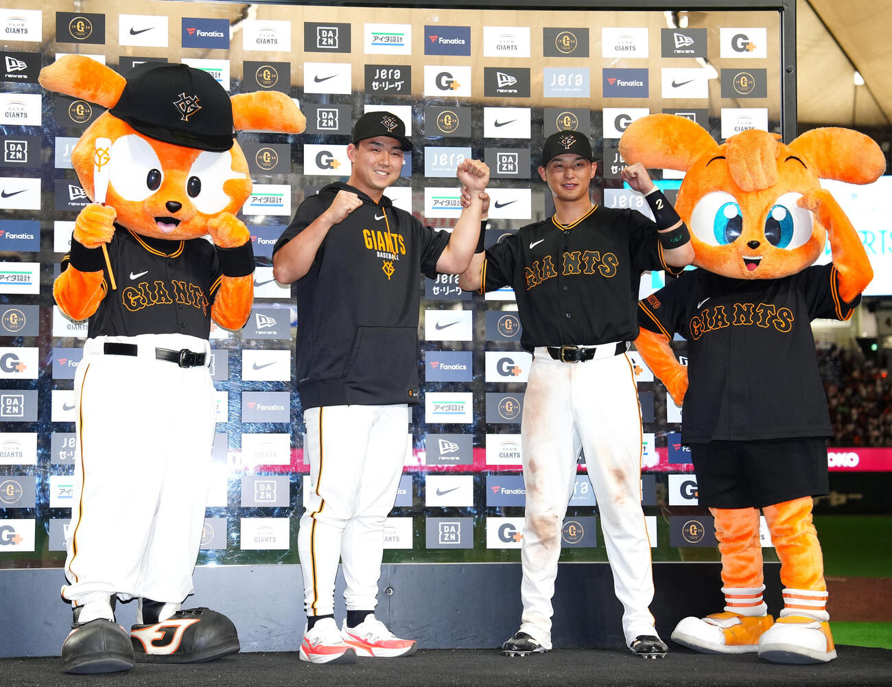 巨人対中日　試合後、お立ち台で写真に納まる巨人吉川尚輝（中央右）と小笠原慎之介（同左）（撮影・江口和貴）