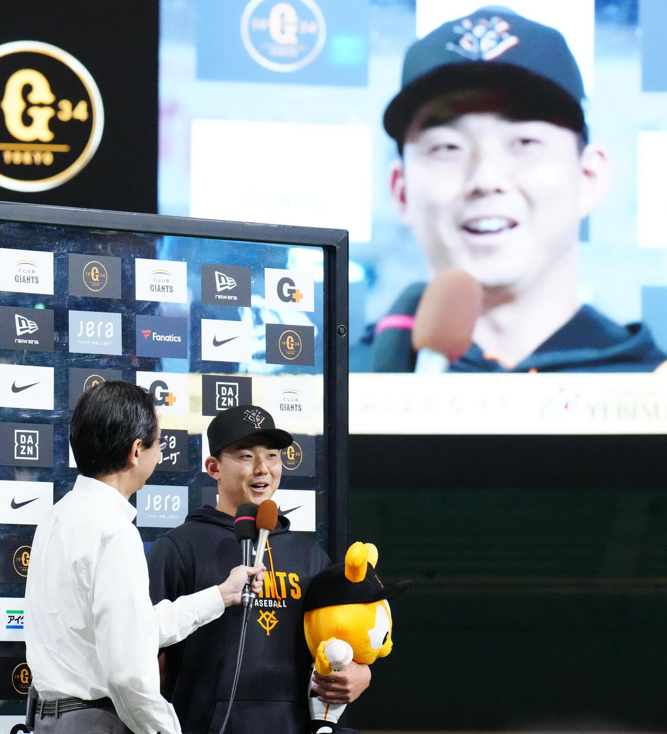 巨人対中日　試合後、お立ち台でインタビューを受ける巨人小笠原慎之介（右）（撮影・江口和貴）