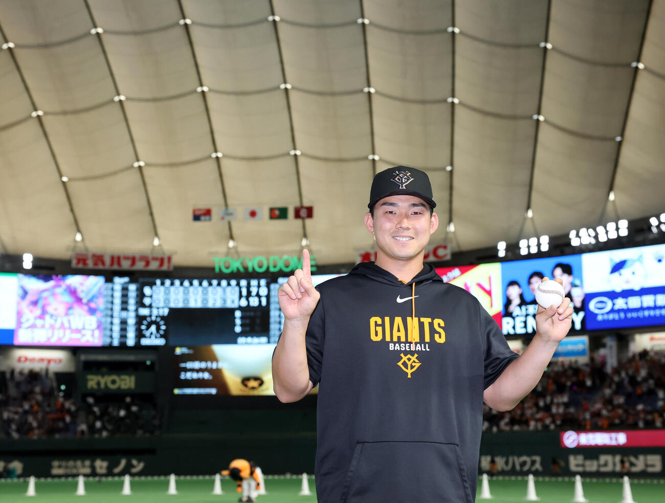 巨人対中日　移籍後初勝利を挙げた巨人小笠原慎之介は笑顔で「1」のポーズ（撮影・浅見桂子）