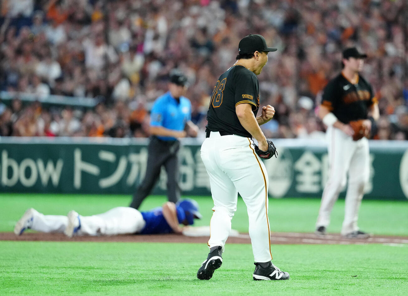 巨人対中日　5回表中日1死一、三塁、辻本倫太郎の一直で併殺としガッツポーズを見せる小笠原慎之介。後方右は一塁手ボビー・ダルベック、同左は走者ジェイソン・ボスラー（撮影・江口和貴）