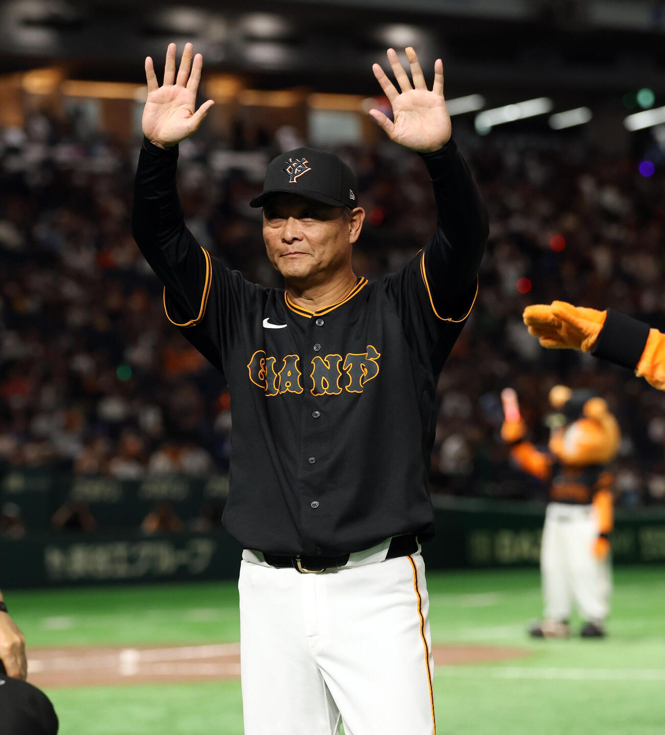 巨人対中日　勝利し、スタンドに手を振る巨人橋上秀樹監督代行（撮影・浅見桂子）