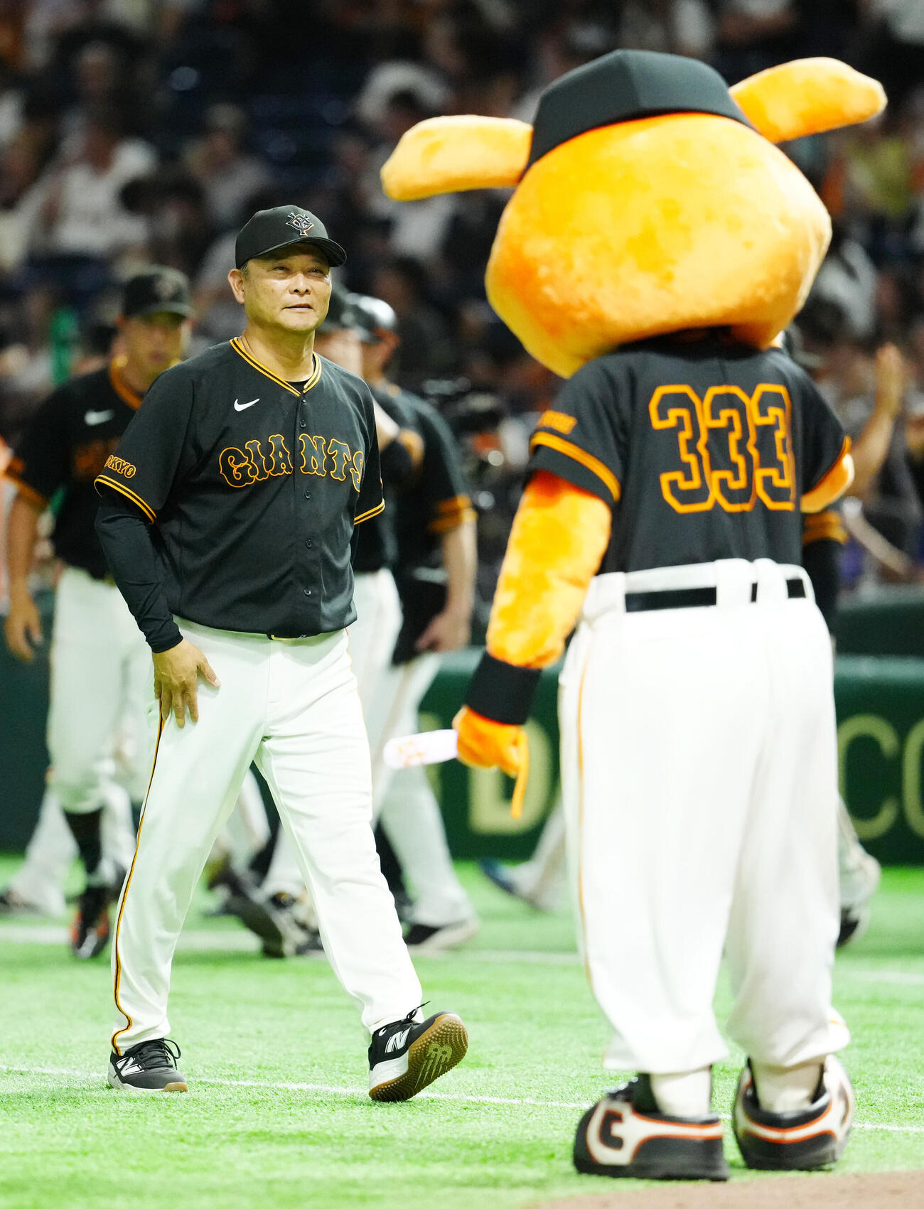 巨人対中日　試合後、巨人マスコットのジャビットとタッチを交わす橋上秀樹監督代行（撮影・江口和貴）