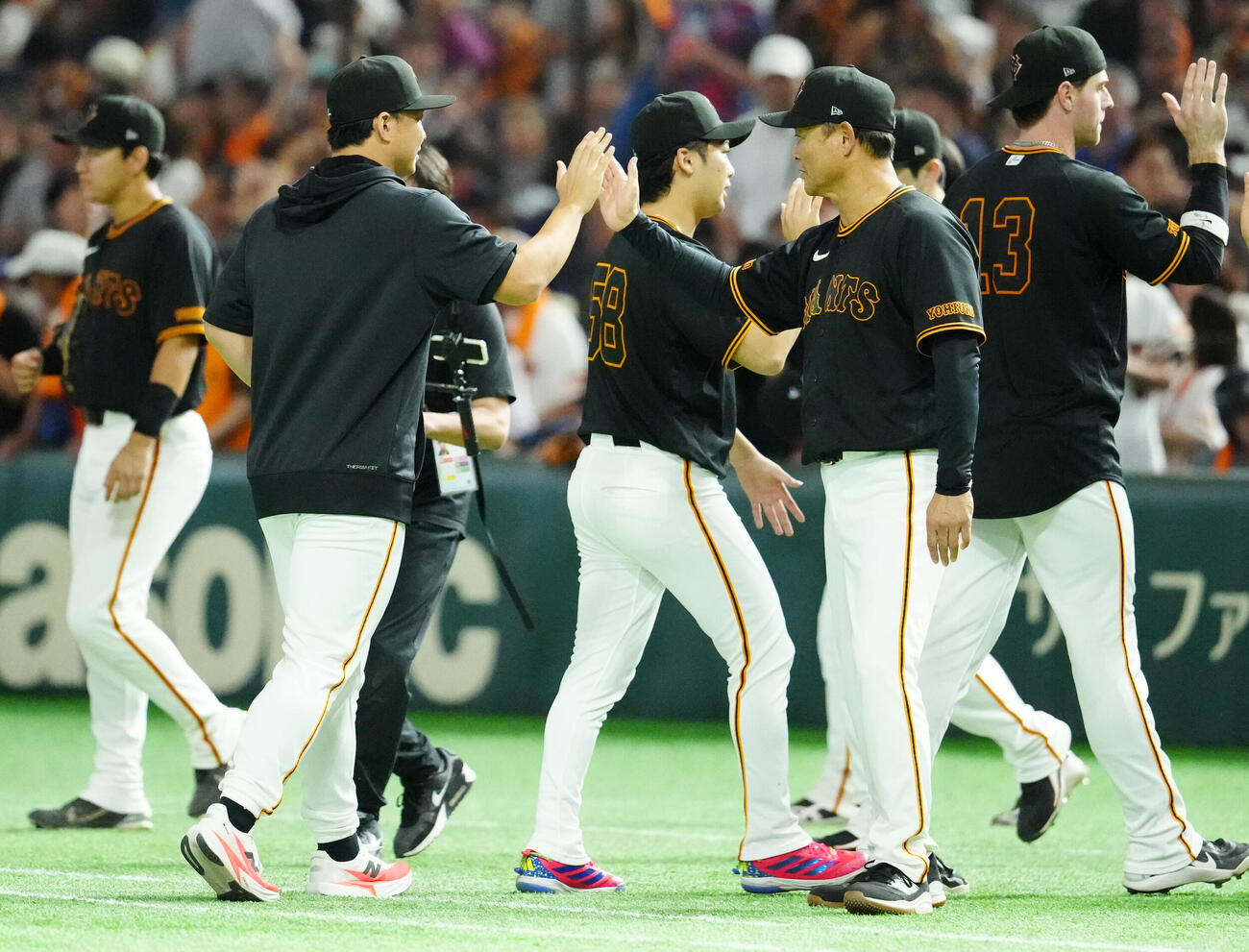 巨人対中日　試合後、巨人小笠原慎之介（左）と握手を交わす橋上秀樹監督代行（撮影・江口和貴）