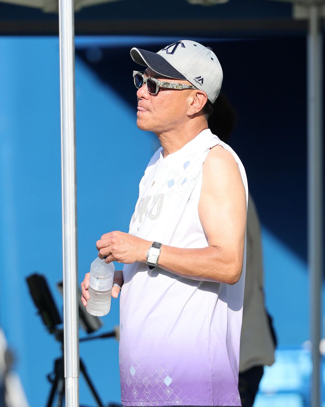 DeNA対ヤクルト　練習を見つめるヤクルト池山隆寛監督（撮影・鈴木正人）