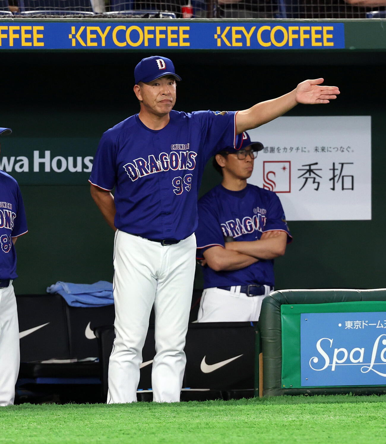 巨人対中日　7回表中日の攻撃で代走を出す井上一樹監督撮影・浅見桂子）