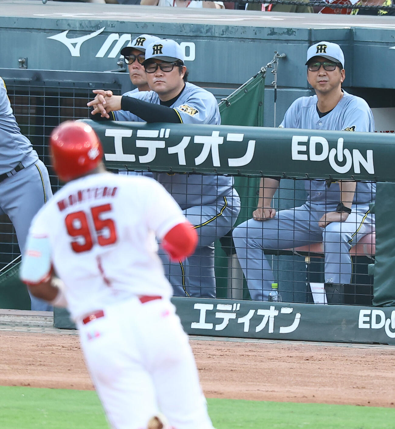 広島対阪神　2回裏広島1死、ソロ本塁打を放ったエレフリス・モンテロ。右は藤川球児監督（撮影・上田博志）
