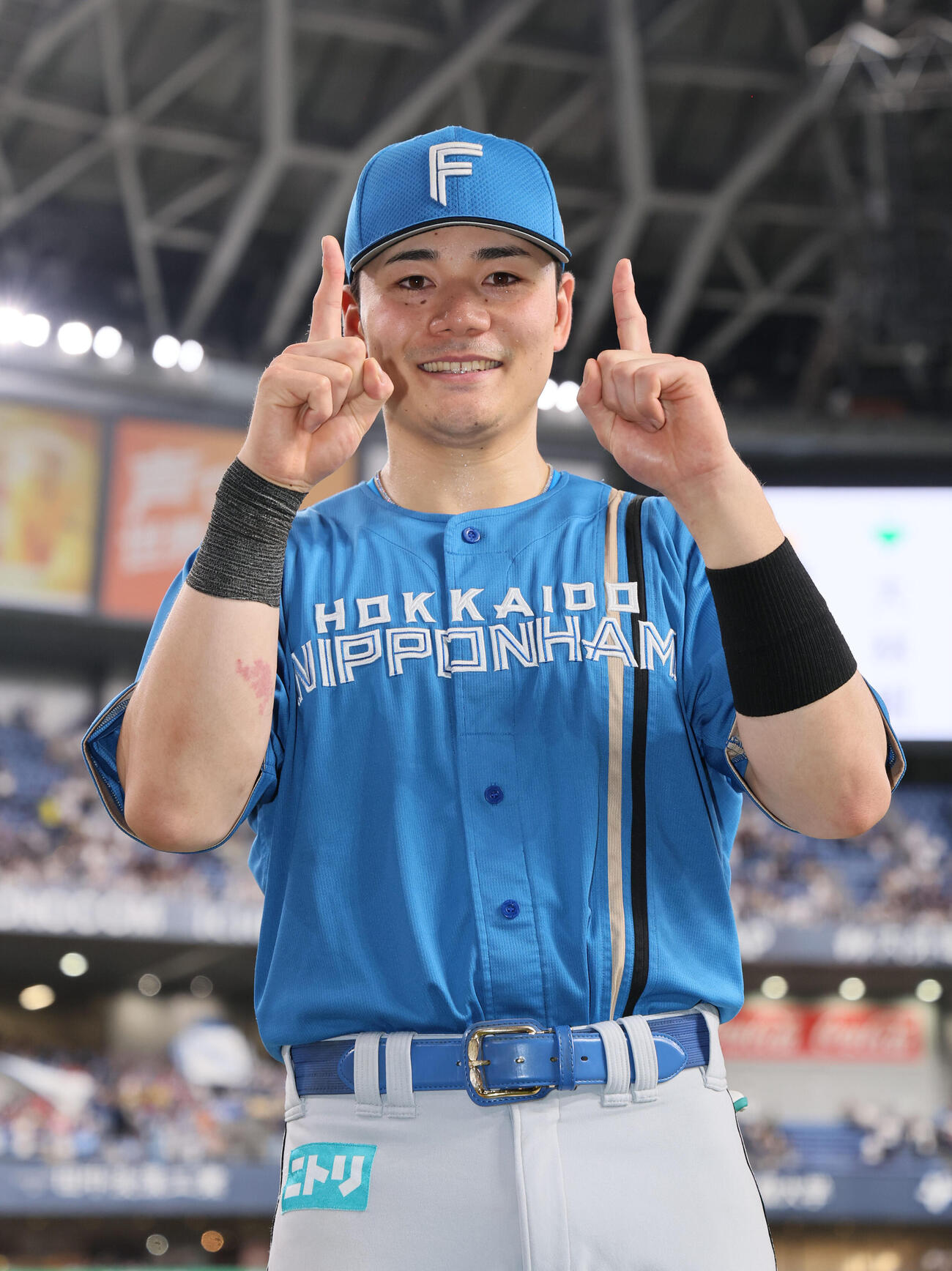 オリックス対日本ハム　ヒーローインタビューを受けた日本ハム清宮幸太郎は、11号ポーズで笑顔を見せる（撮影・宮崎幸一）