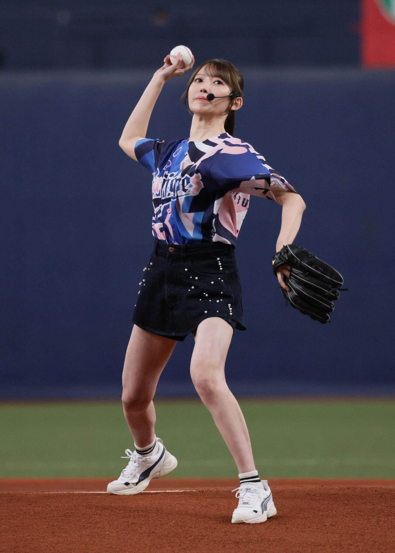 オリックス対日本ハム　セレモニアルピッチを行った乃木坂46黒見明香（撮影・宮崎幸一）