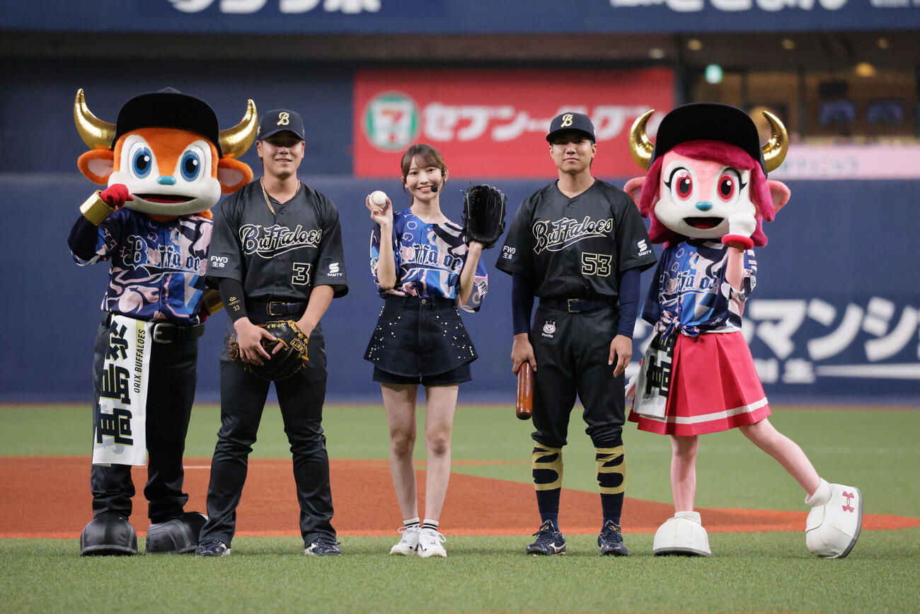 オリックス対日本ハム　セレモニアルピッチを行った乃木坂46黒見明香は杉沢龍（左）、宜保翔（右）と記念撮影する（撮影・宮崎幸一）