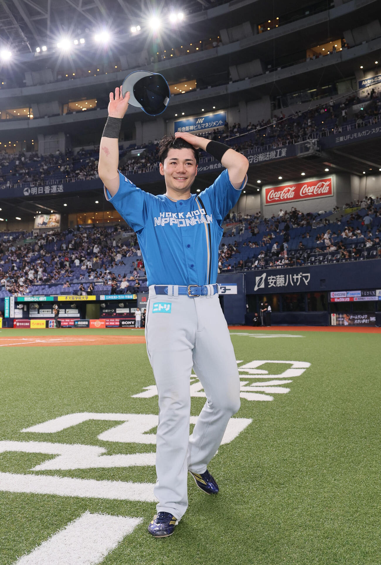 オリックス対日本ハム　ヒーローインタビューを受けた日本ハム清宮幸太郎は、ファンの称賛に応える（撮影・宮崎幸一）
