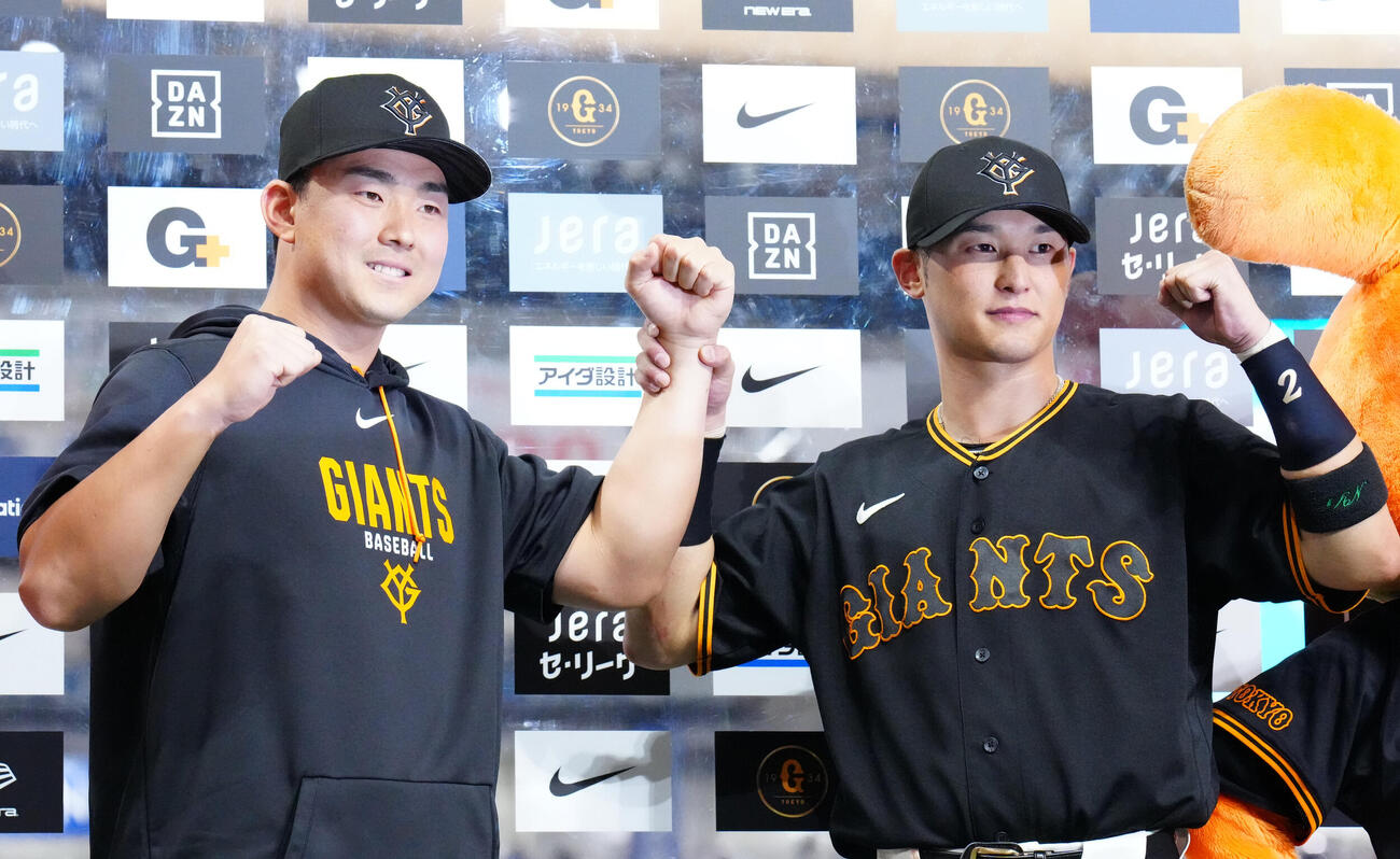巨人対中日　試合後、お立ち台で写真に納まる巨人吉川尚輝（右）と小笠原慎之介（撮影・江口和貴）