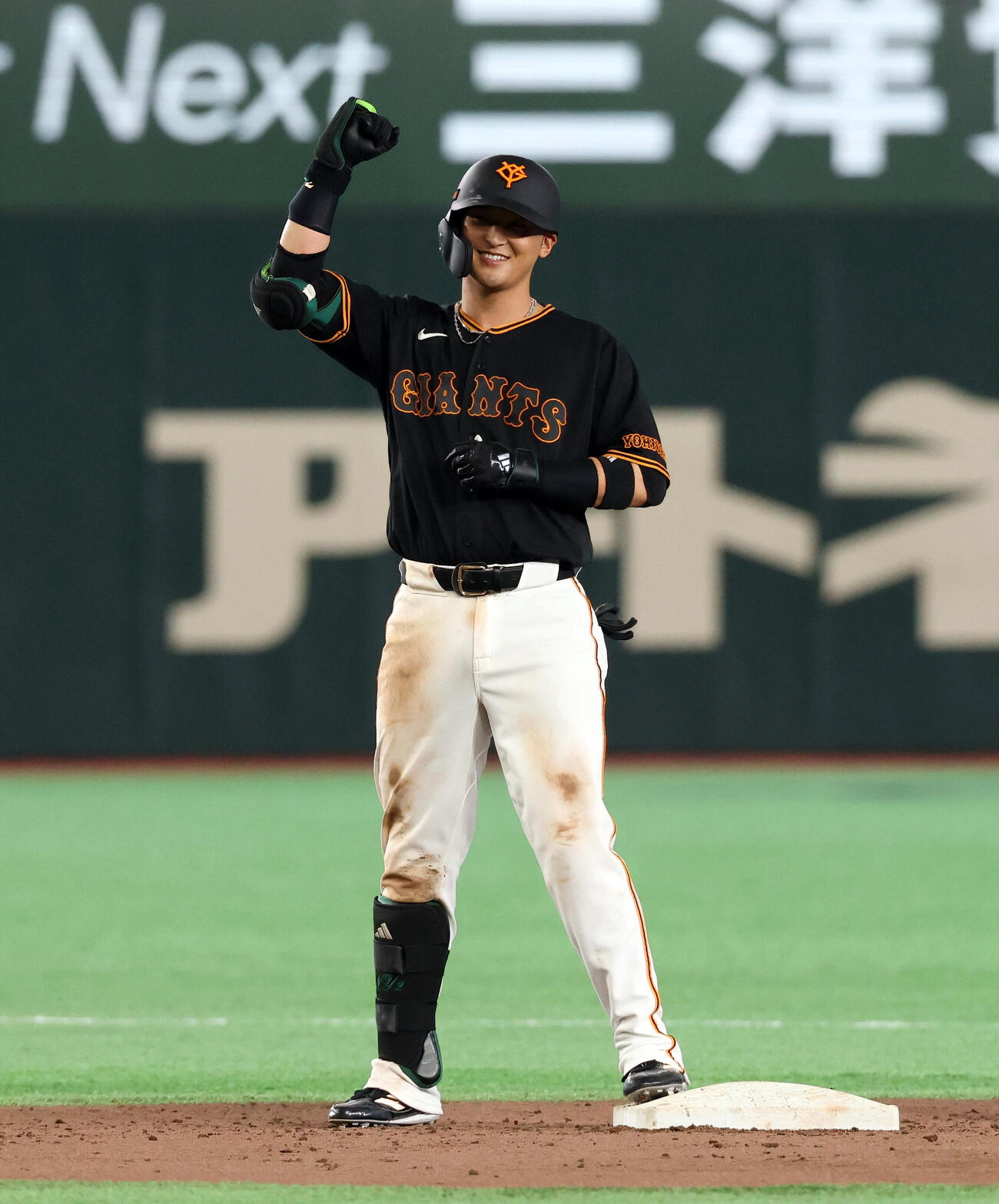 巨人対中日　7回裏巨人1死二塁、適時二塁打を放ってガッツポーズする吉川尚輝（撮影・浅見桂子）