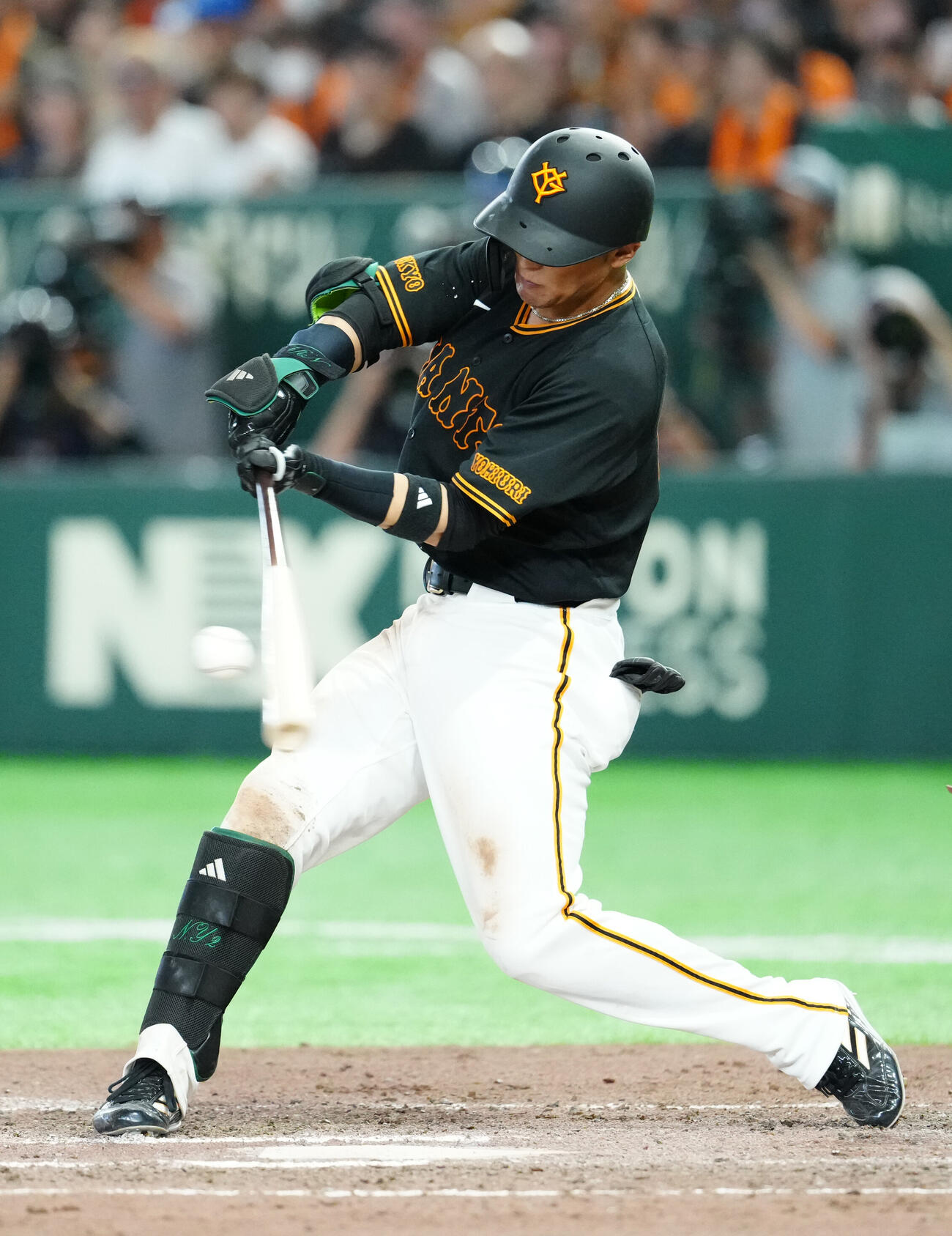 巨人対中日　7回裏巨人1死二塁、適時二塁打を放つ吉川尚輝（撮影・江口和貴）