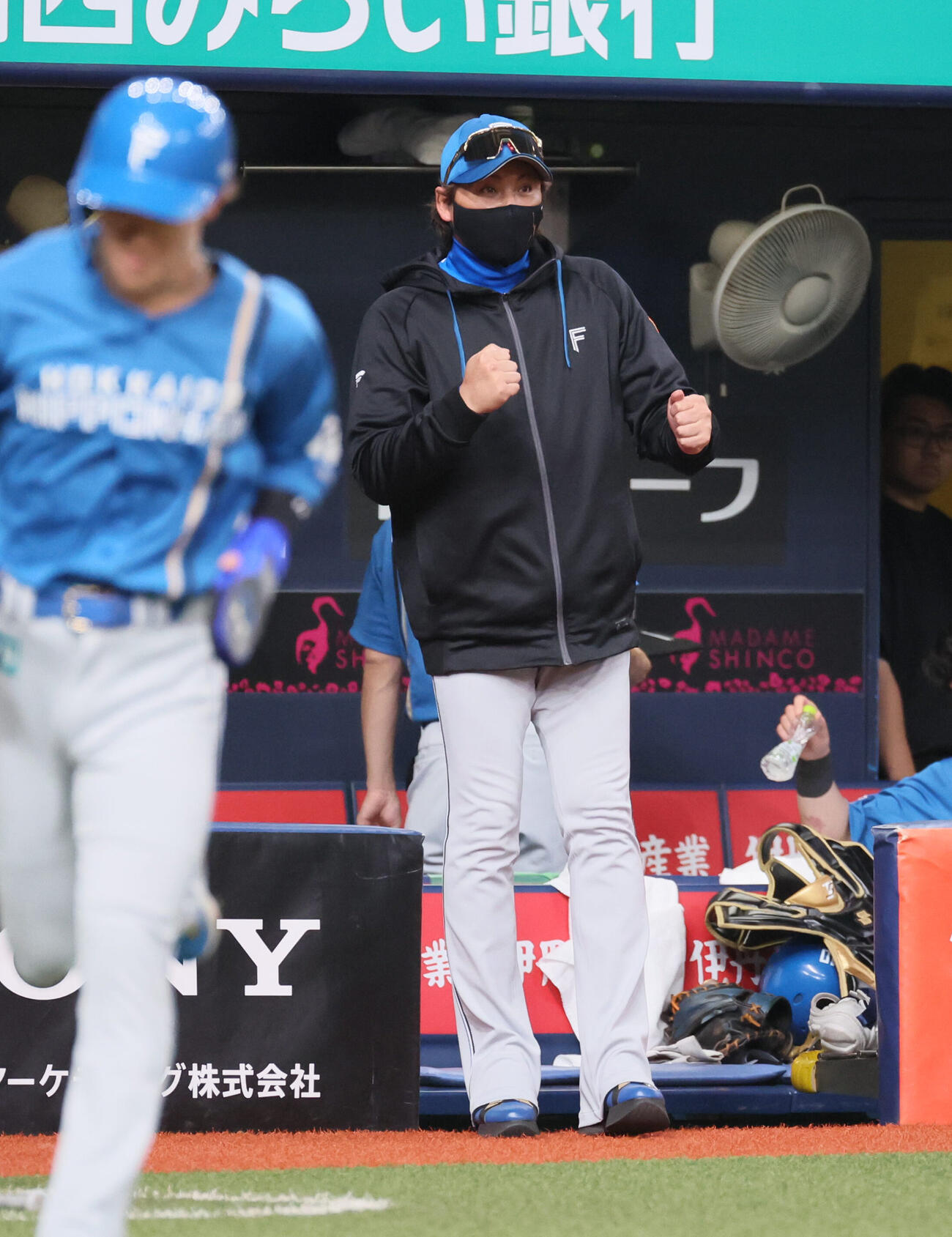 オリックス対日本ハム　9回表日本ハム1死一塁、日本ハム新庄剛志監督はフランミル・レイエスに代走を送る（撮影・宮崎幸一）