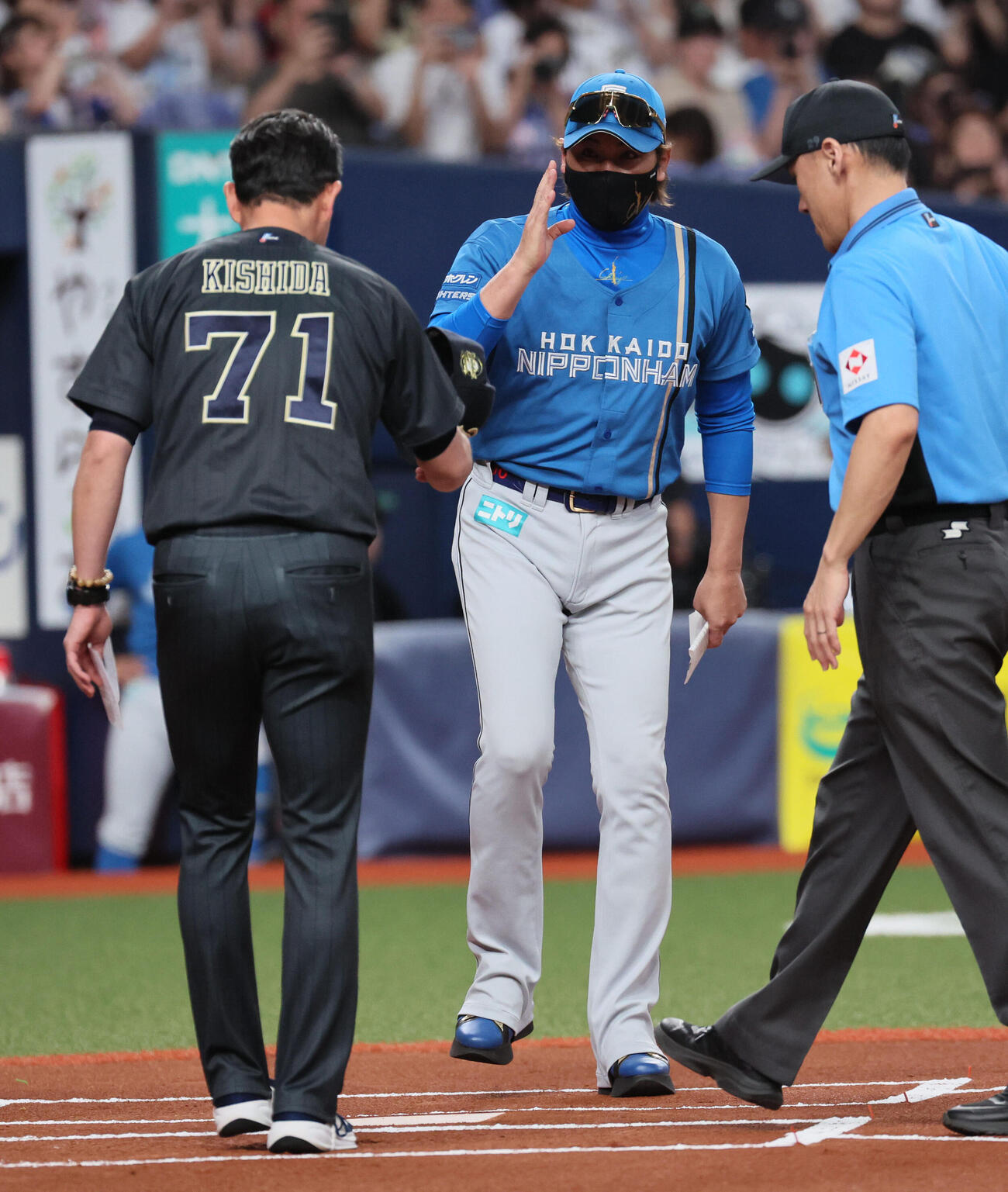 オリックス対日本ハム　メンバー交換する日本ハム新庄剛志監督（撮影・宮崎幸一）