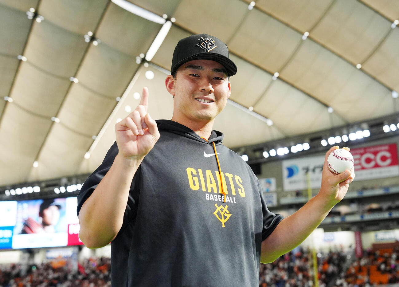 巨人対中日　試合後、「1」ポーズで写真に納まる巨人小笠原慎之介（撮影・江口和貴）