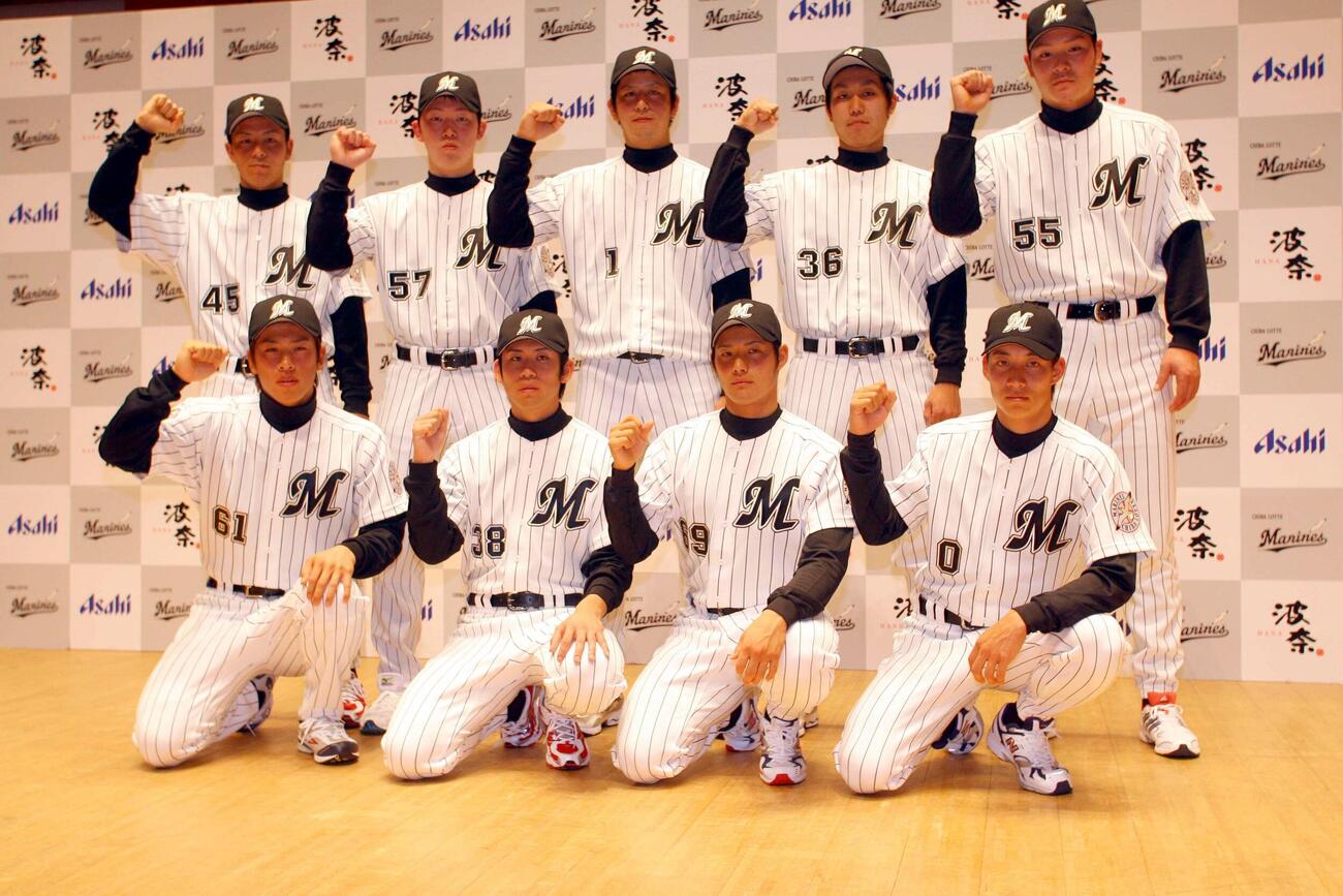 2006年12年、ロッテ新入団選手会見　前列左から角中勝也、中郷大樹、江口亮輔、荻野忠寛　後列左から松本幸大、佐藤賢治、大嶺祐太、黒滝将人、神戸拓光
