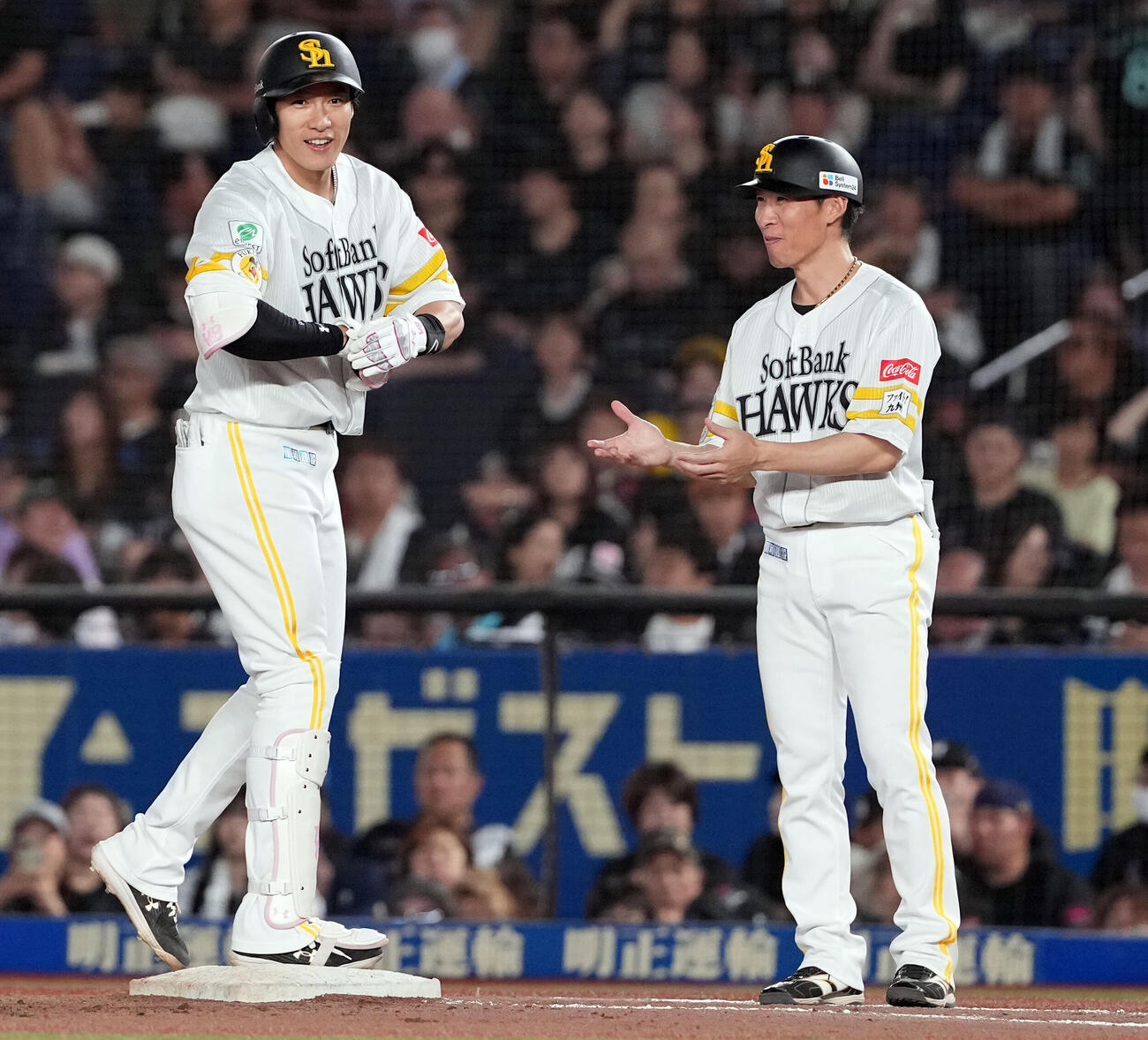 ロッテ対ソフトバンク　6回表ソフトバンク1死二、三塁、中前に2点適時打を放ち笑顔を見せる枝柳田悠岐（撮影・たえ見朱実）