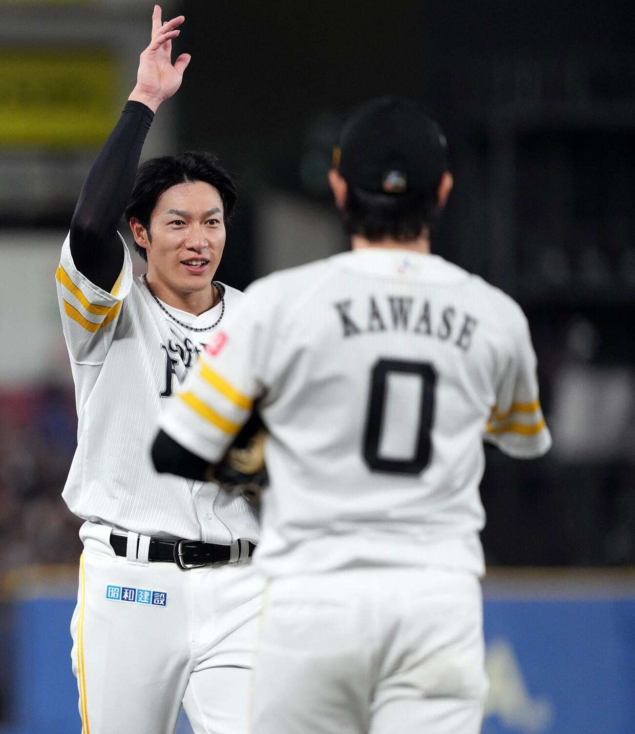 ロッテ対ソフトバンク　6回表、2点適時打を放ったソフトバンクの柳田悠岐は、チームメートに向かってポーズを決める（撮影・たえ見朱実）