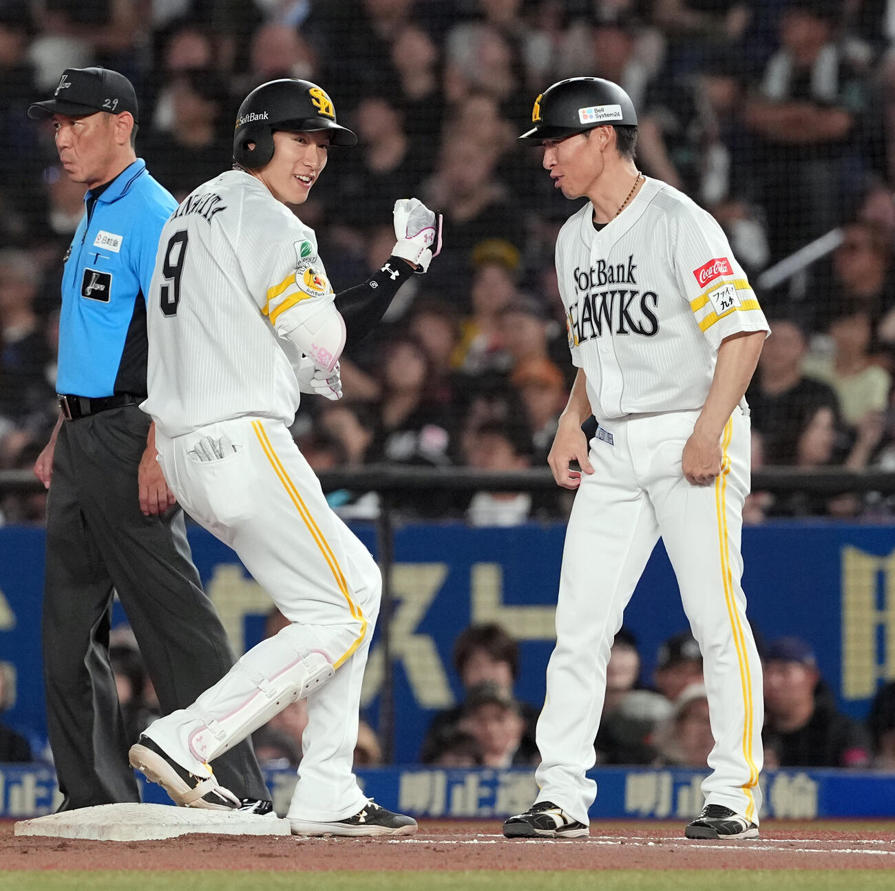 ロッテ対ソフトバンク　6回表ソフトバンク1死二、三塁、中前に2点適時打を放ちポーズを決める柳田悠岐（撮影・たえ見朱実）