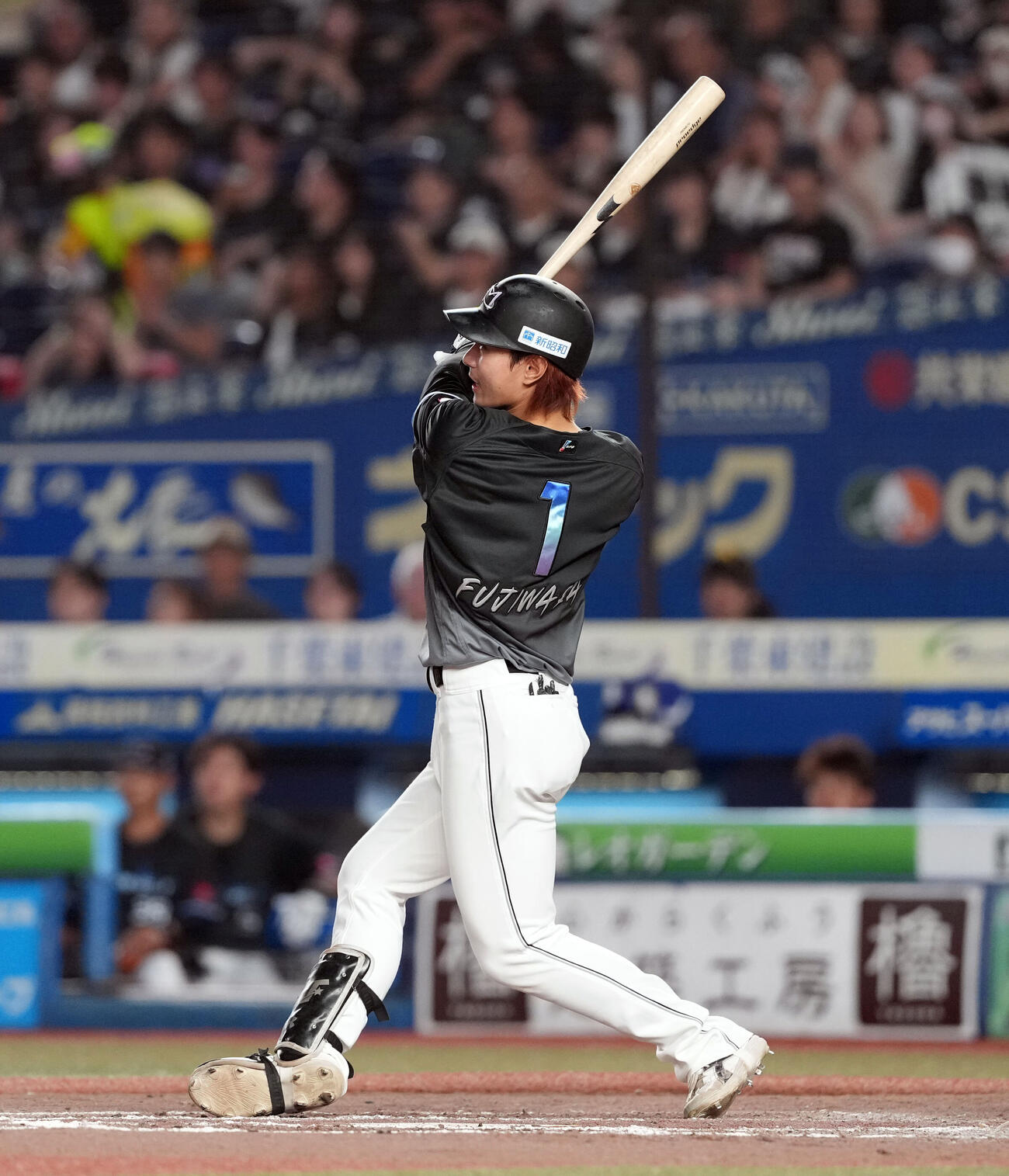 ロッテ対ソフトバンク　8回裏ロッテ2死、中前打を放つ藤原恭大（撮影・たえ見朱実）