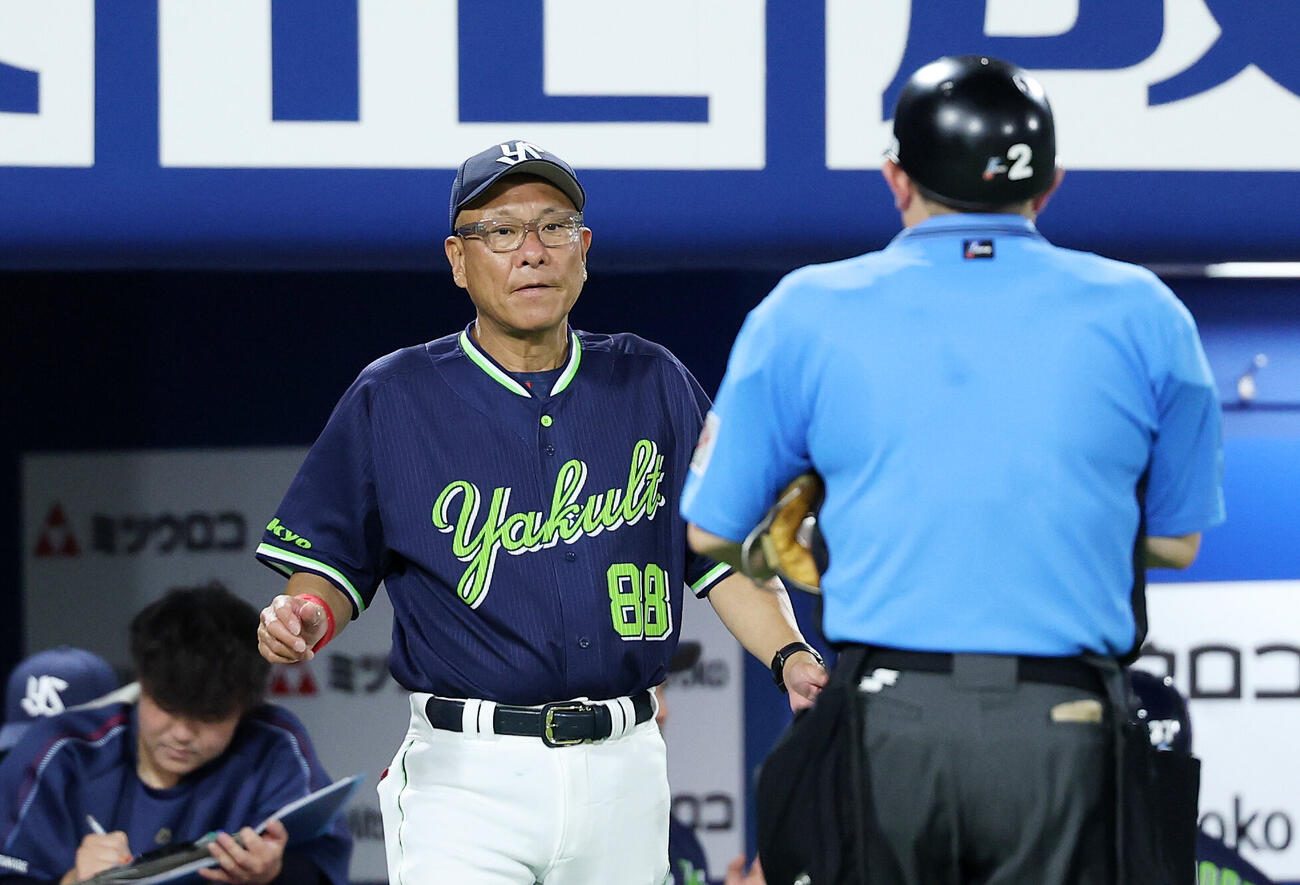 DeNA対ヤクルト　6回裏、投手交代を告げるヤクルト池山隆寛監督（撮影・鈴木正人）
