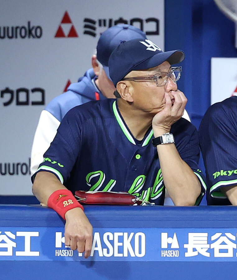 DeNA対ヤクルト　戦況を見つめるヤクルト池山隆寛監督（撮影・鈴木正人）