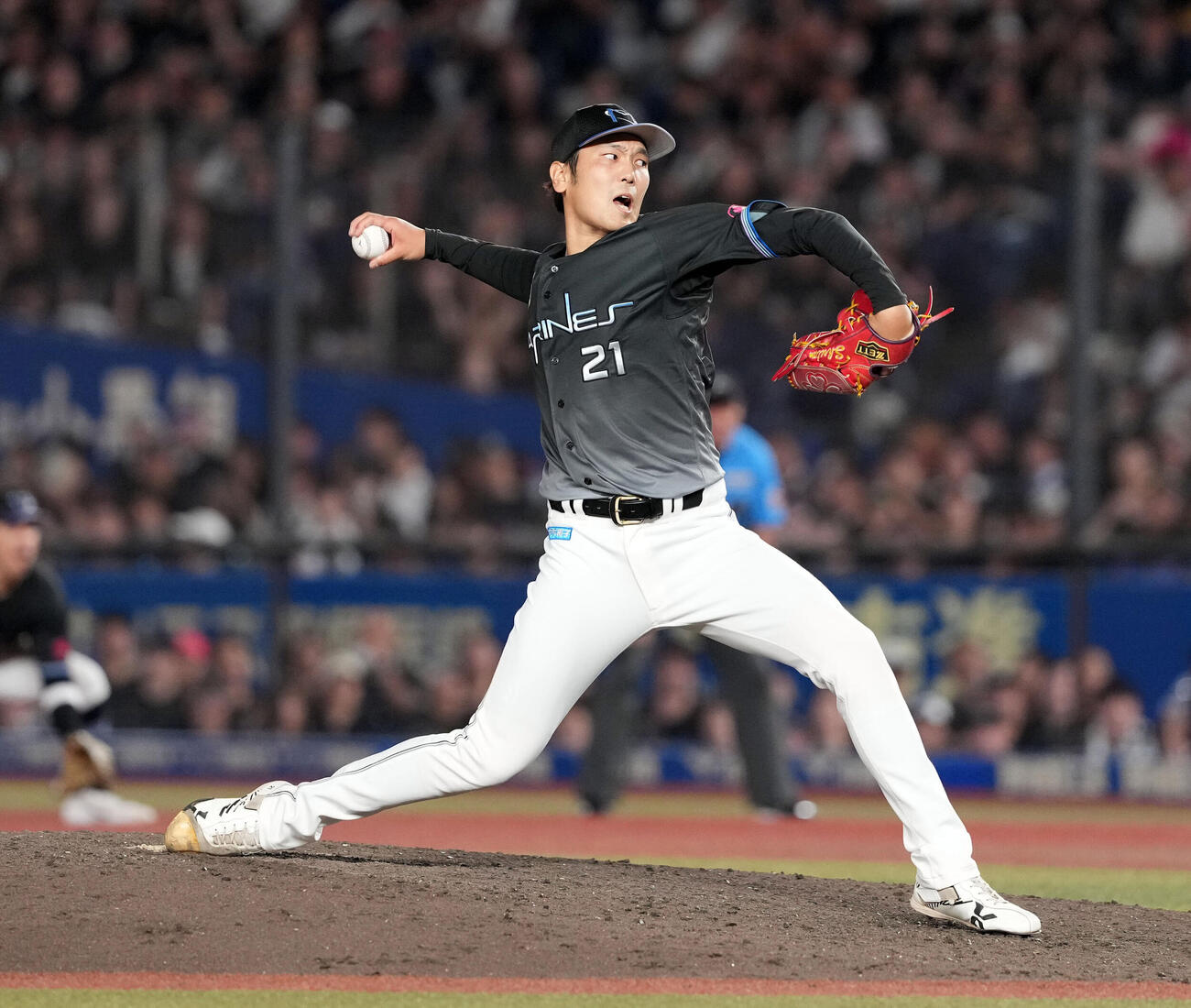 ロッテ対ソフトバンク　8回からマウンドに上がったロッテ石川柊太（撮影・たえ見朱実）